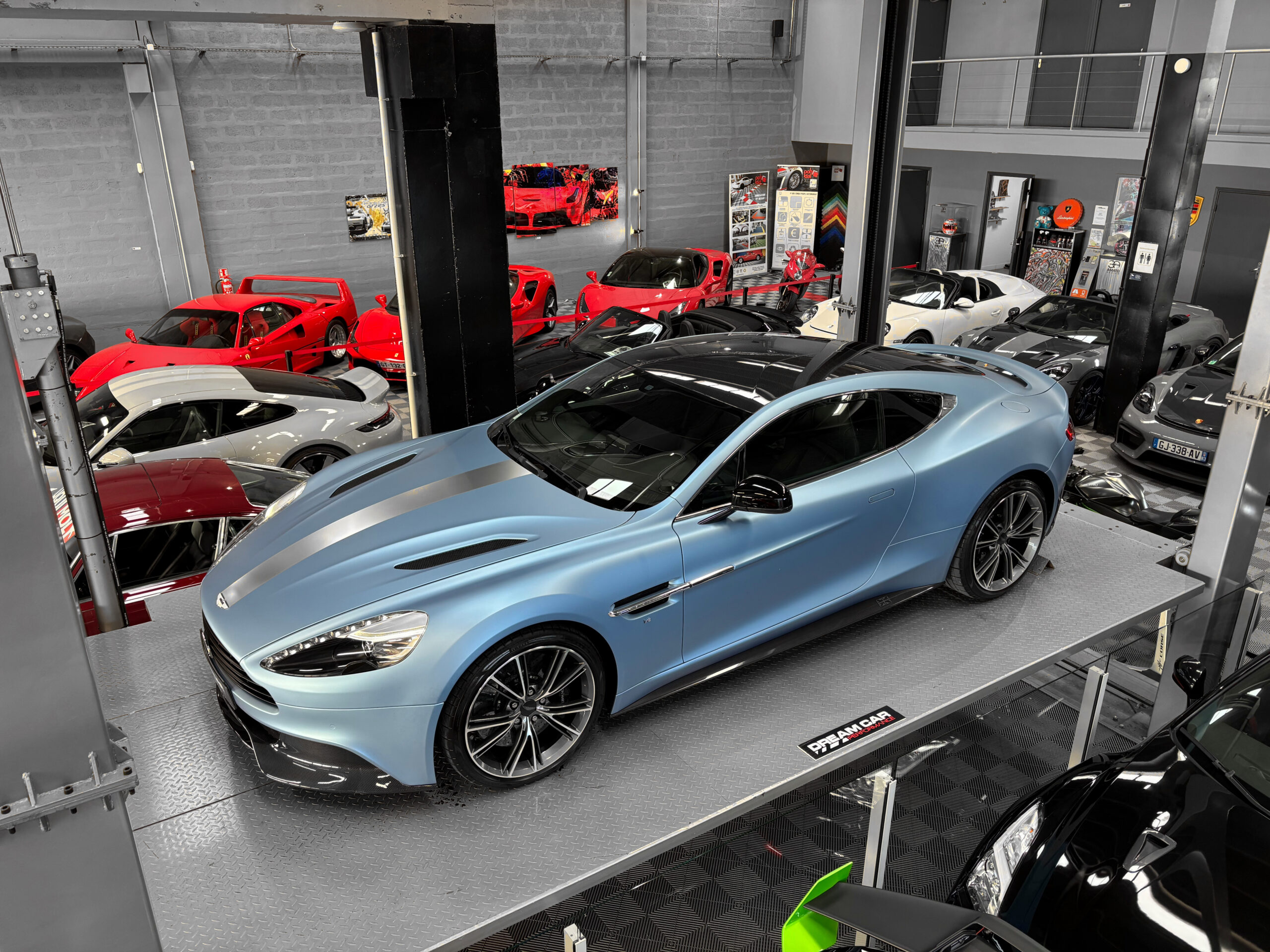 ASTON MARTIN VANQUISH V12 – carbone – bang & olufsen