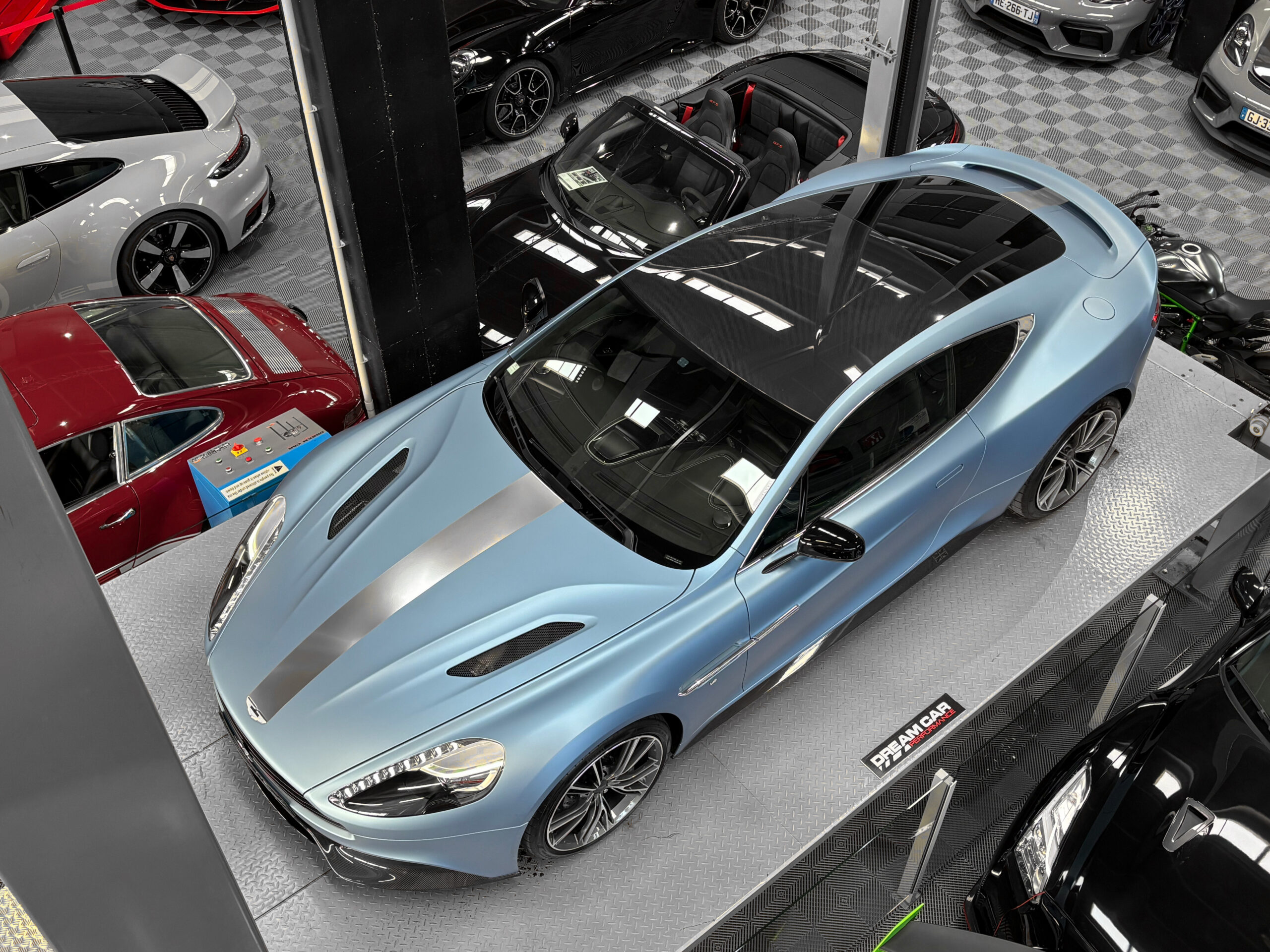 ASTON MARTIN VANQUISH V12 – carbone – bang & olufsen – Image 46