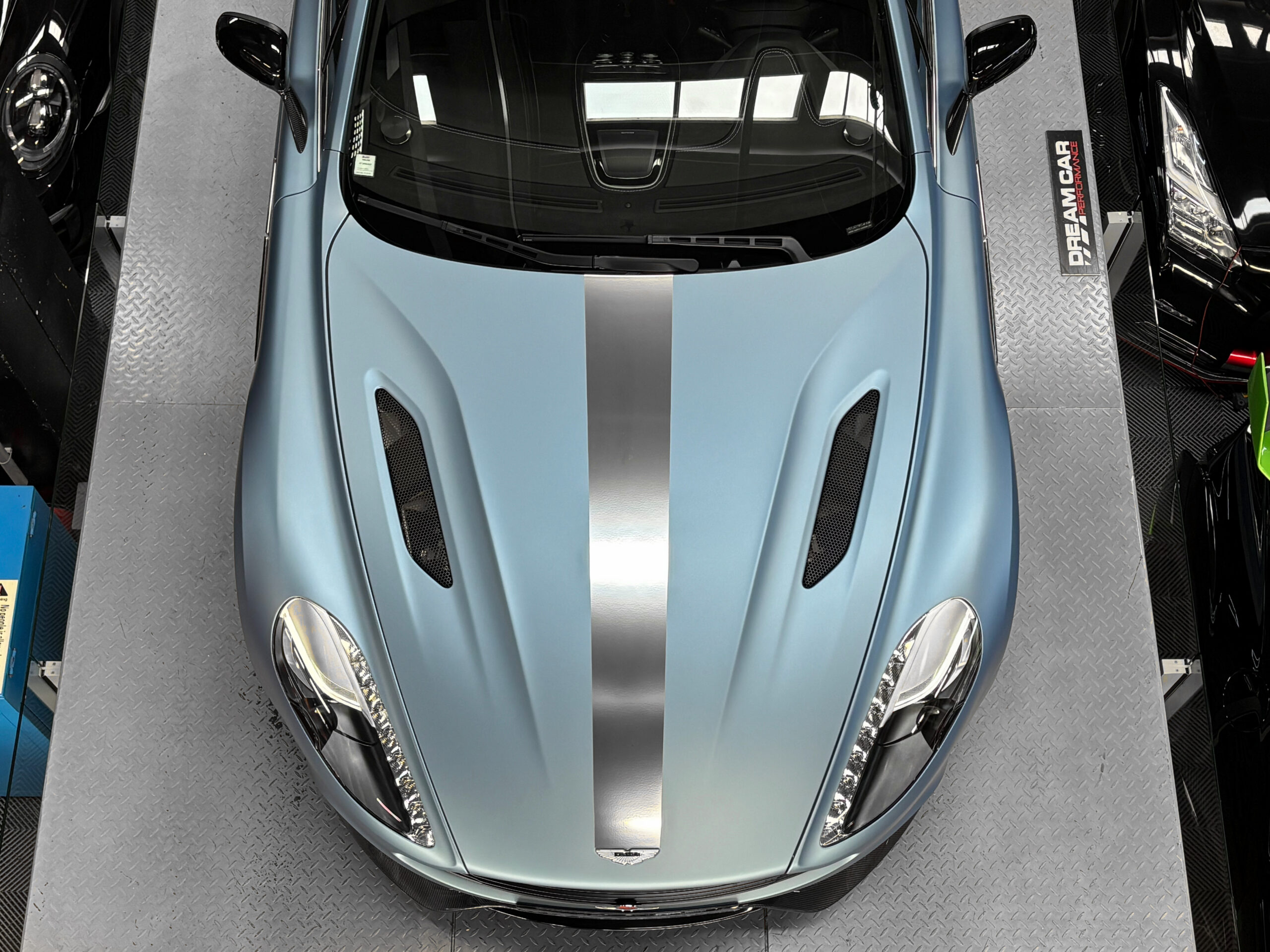 ASTON MARTIN VANQUISH V12 – carbone – bang & olufsen – Image 23