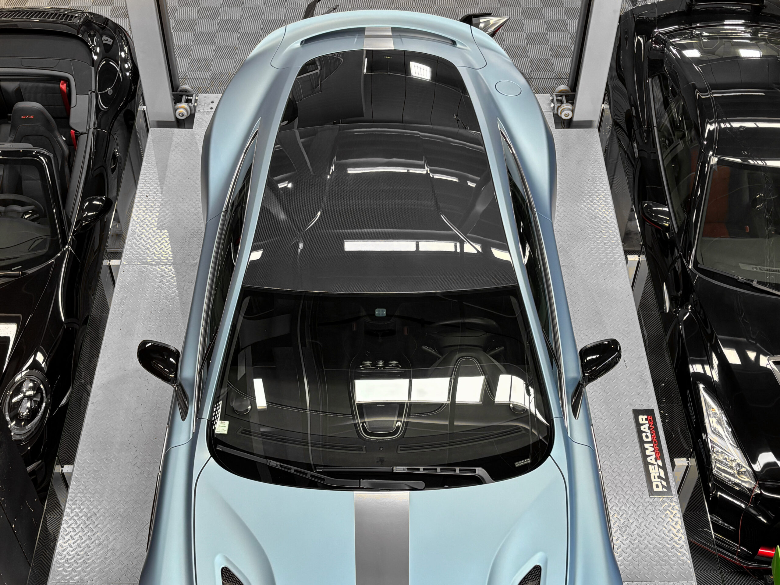 ASTON MARTIN VANQUISH V12 – carbone – bang & olufsen – Image 24