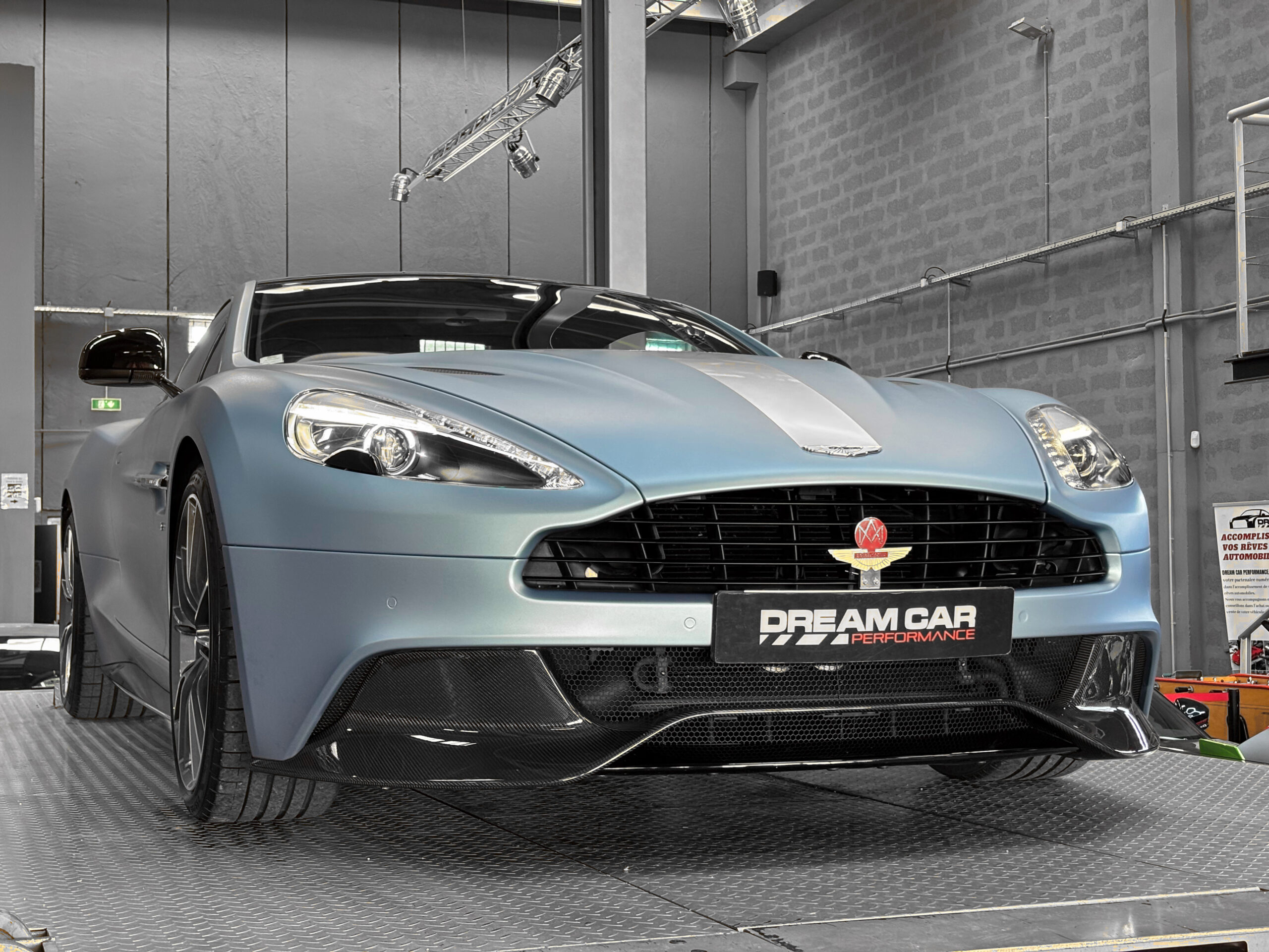 ASTON MARTIN VANQUISH V12 – carbone – bang & olufsen – Image 8