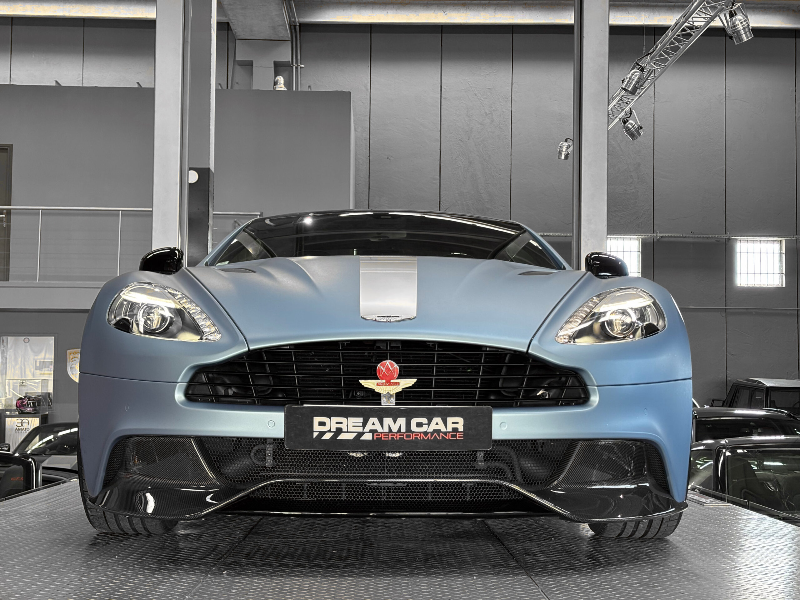 ASTON MARTIN VANQUISH V12 – carbone – bang & olufsen – Image 9
