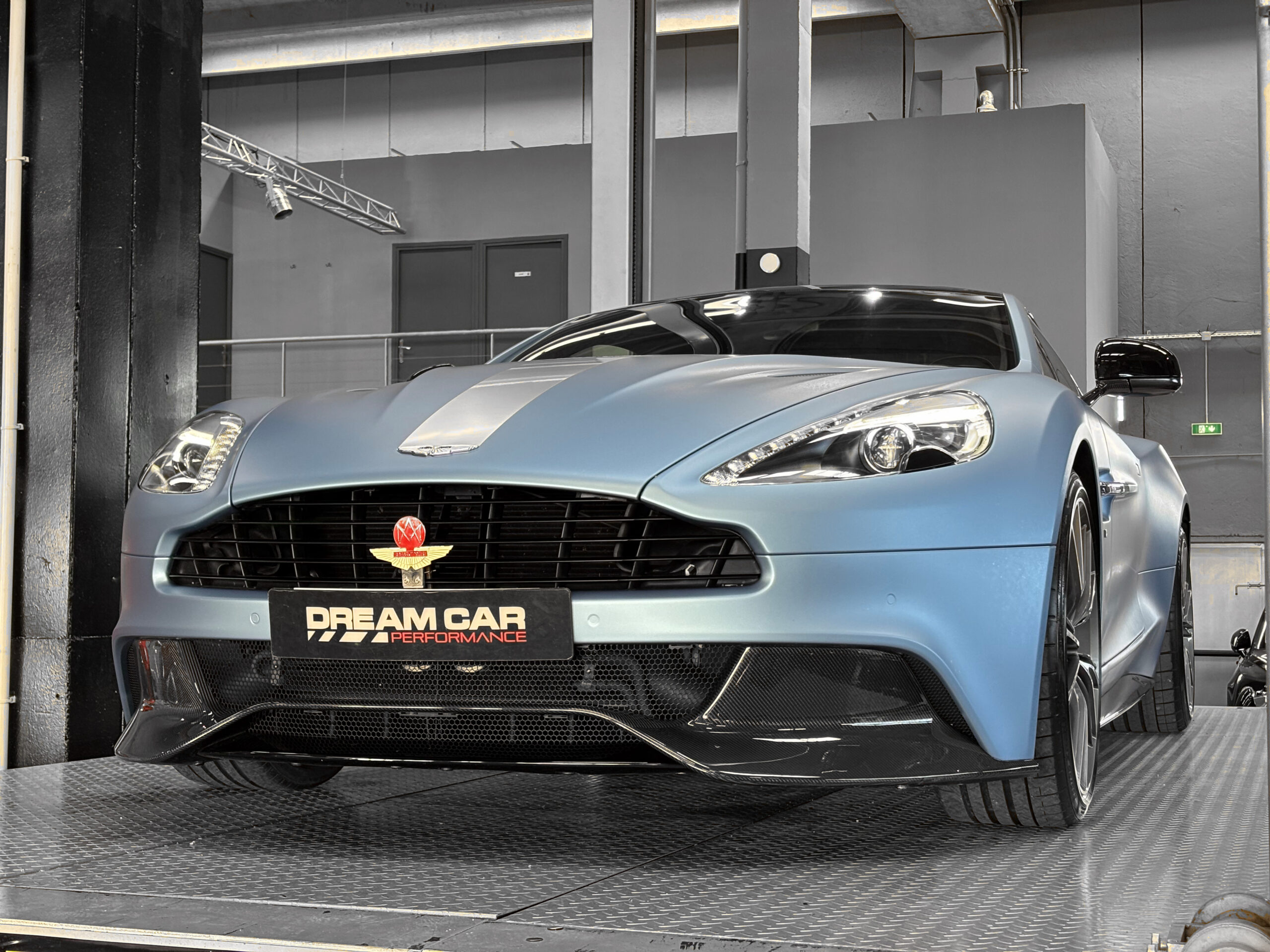 ASTON MARTIN VANQUISH V12 – carbone – bang & olufsen – Image 10