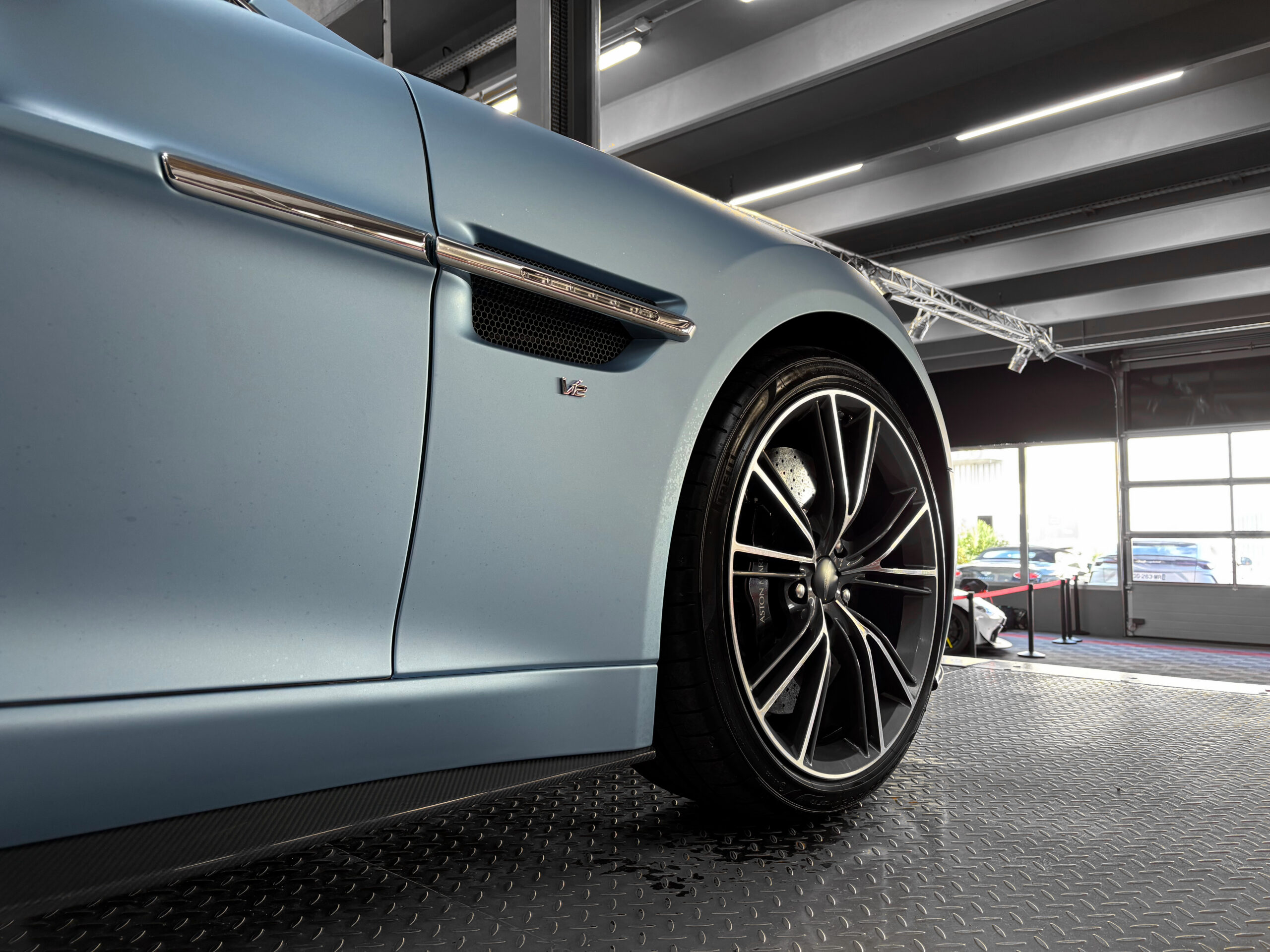 ASTON MARTIN VANQUISH V12 – carbone – bang & olufsen – Image 47