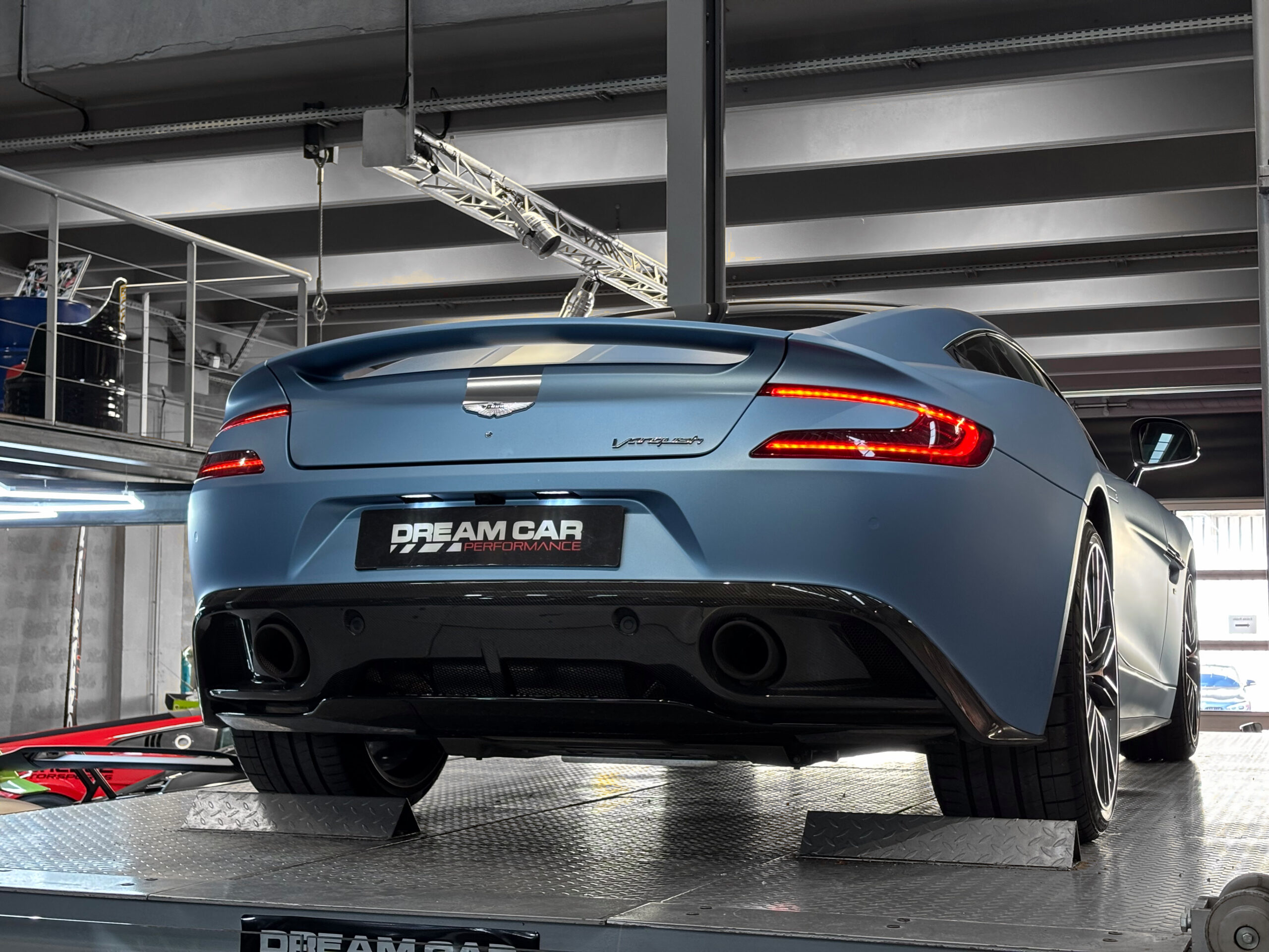 ASTON MARTIN VANQUISH V12 – carbone – bang & olufsen – Image 6