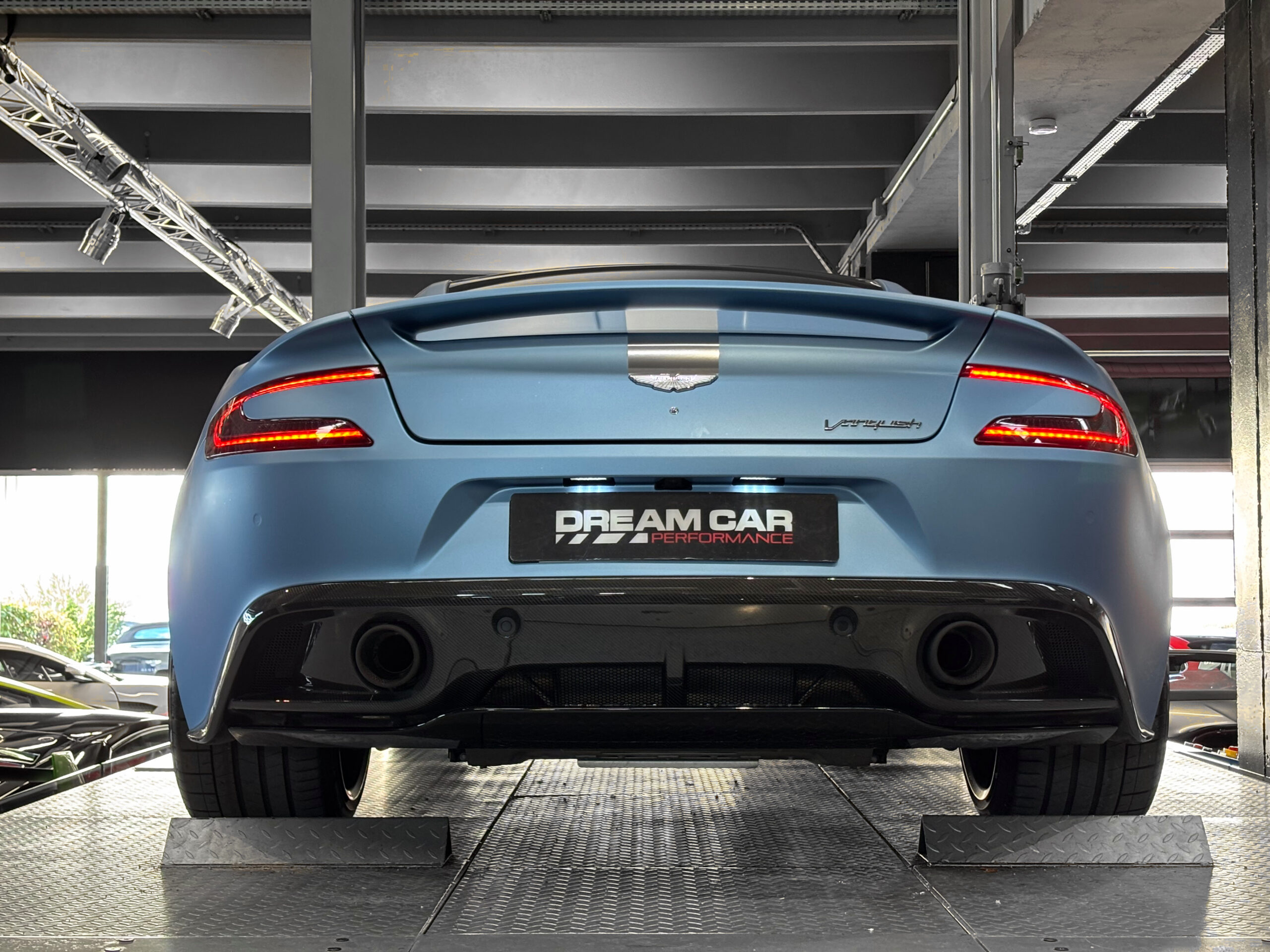 ASTON MARTIN VANQUISH V12 – carbone – bang & olufsen – Image 5