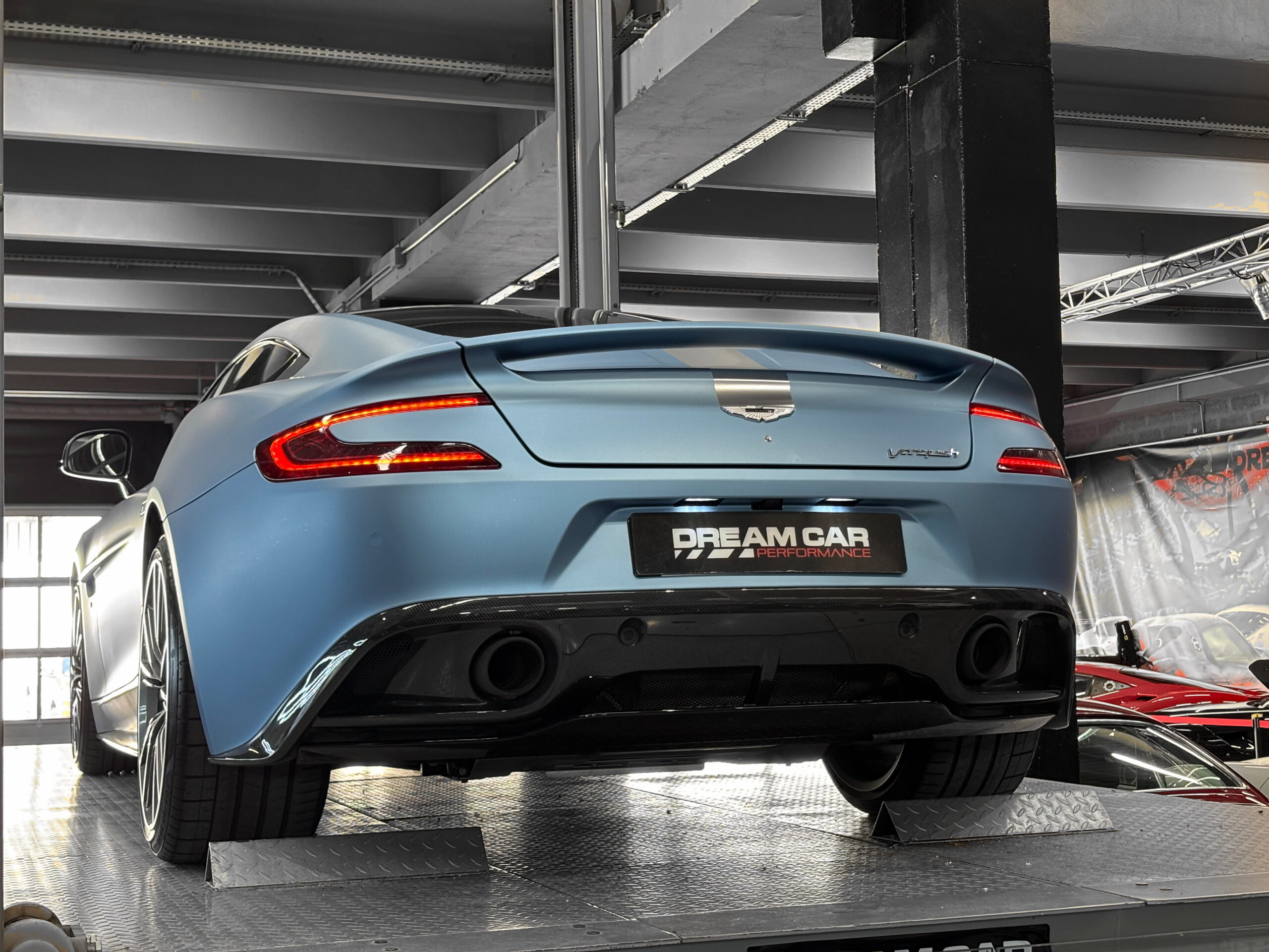 ASTON MARTIN VANQUISH V12 – carbone – bang & olufsen – Image 4