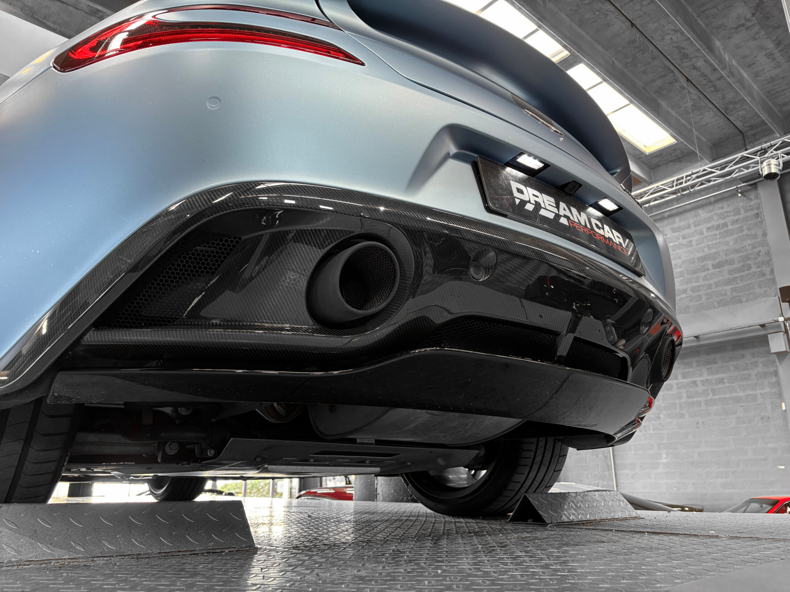 ASTON MARTIN VANQUISH V12 – carbone – bang & olufsen – Image 48