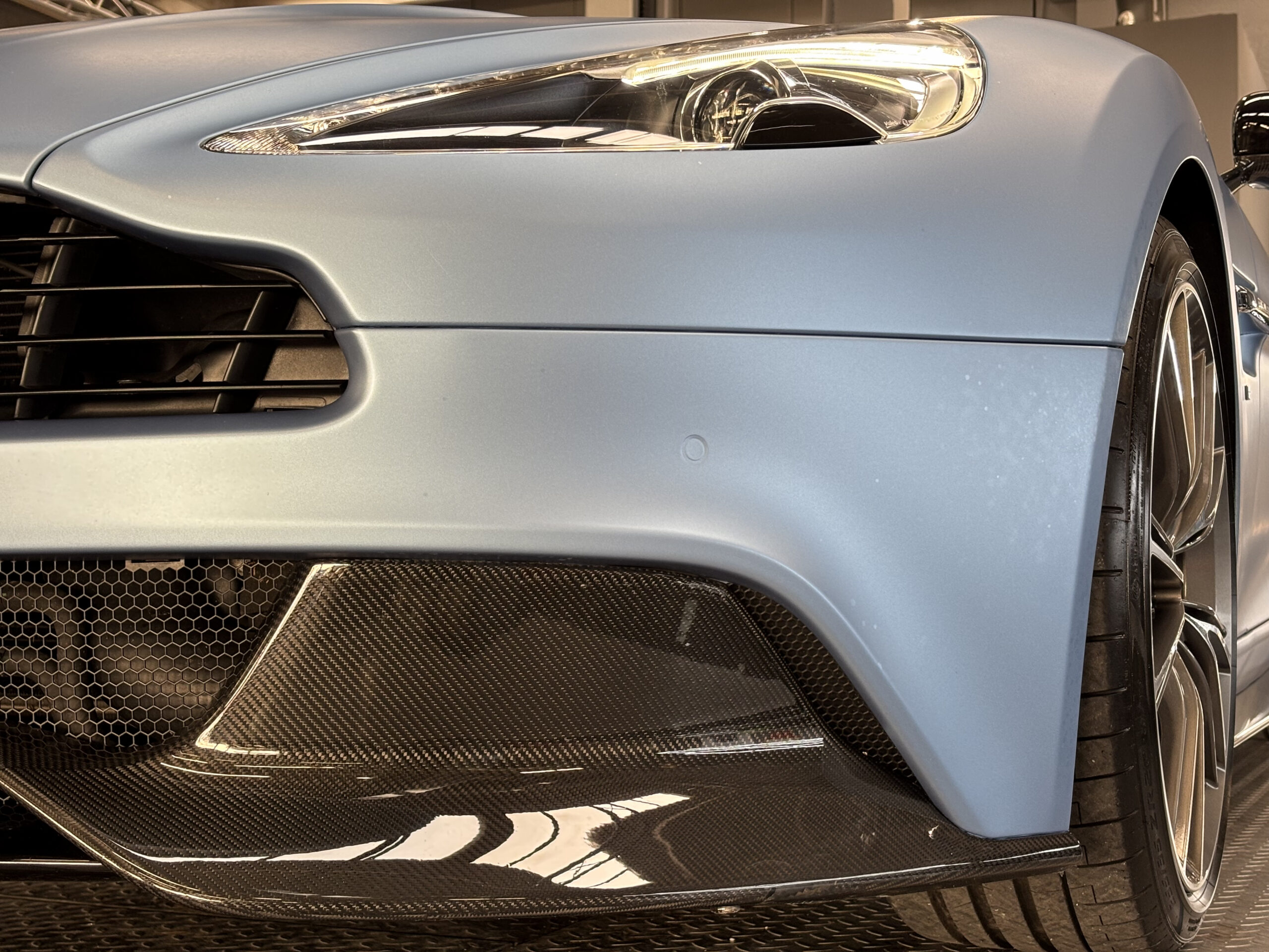 ASTON MARTIN VANQUISH V12 – carbone – bang & olufsen – Image 49