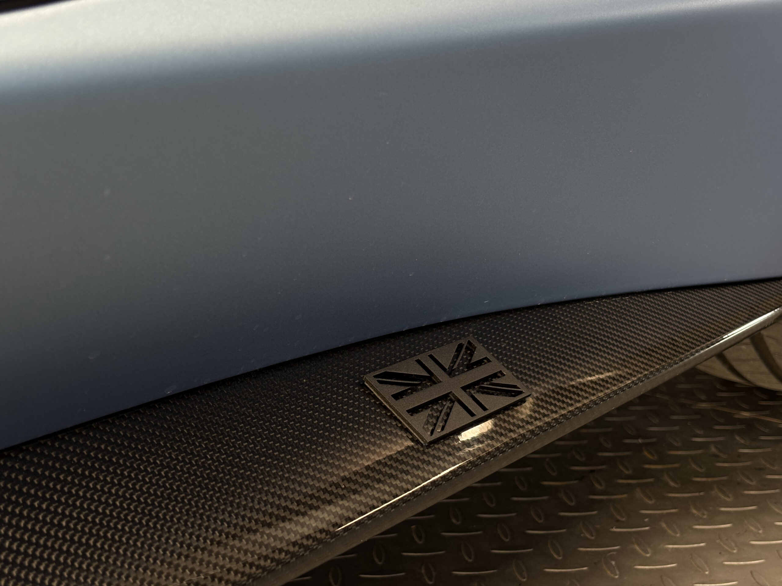 ASTON MARTIN VANQUISH V12 – carbone – bang & olufsen – Image 21