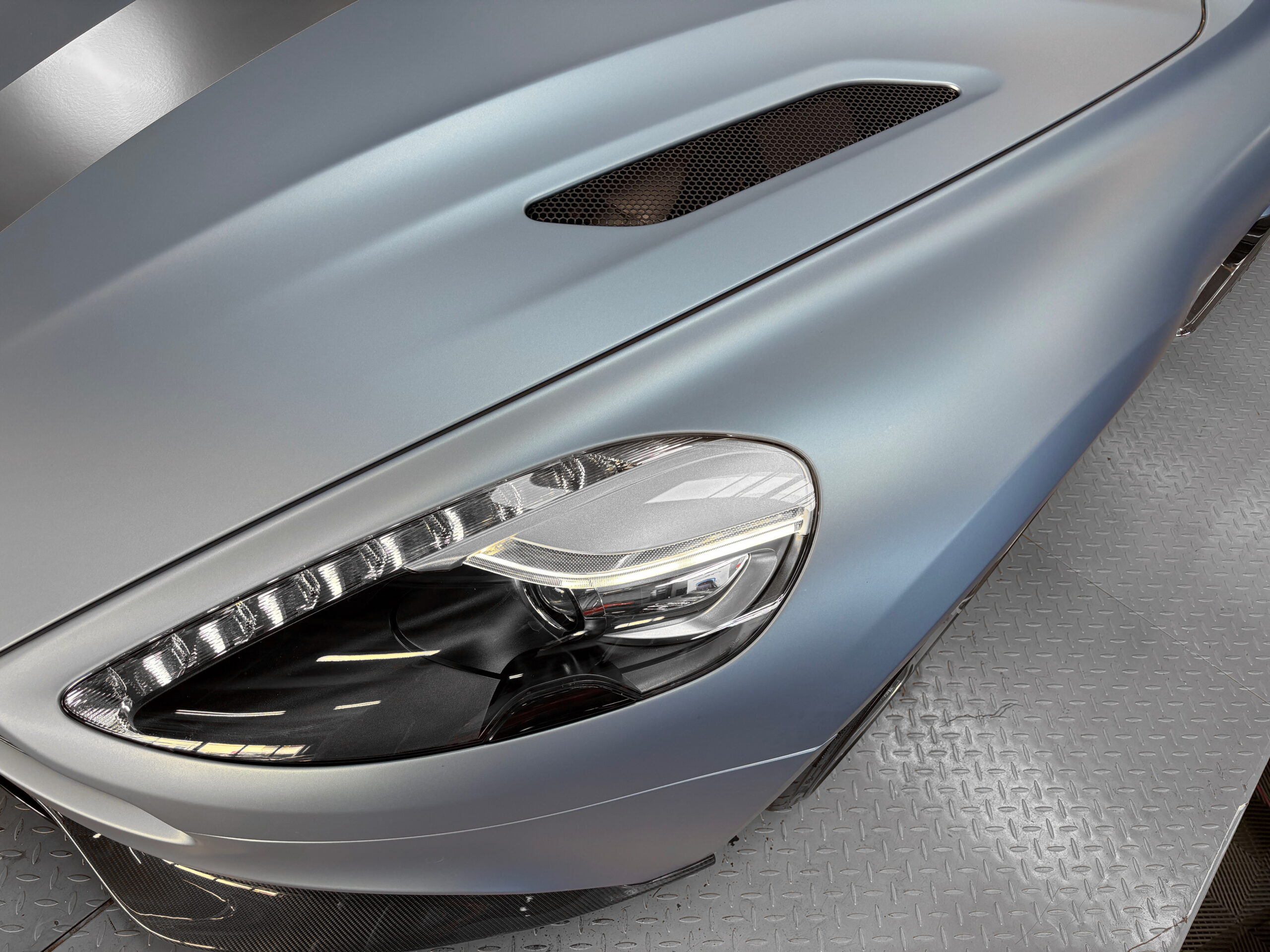 ASTON MARTIN VANQUISH V12 – carbone – bang & olufsen – Image 25