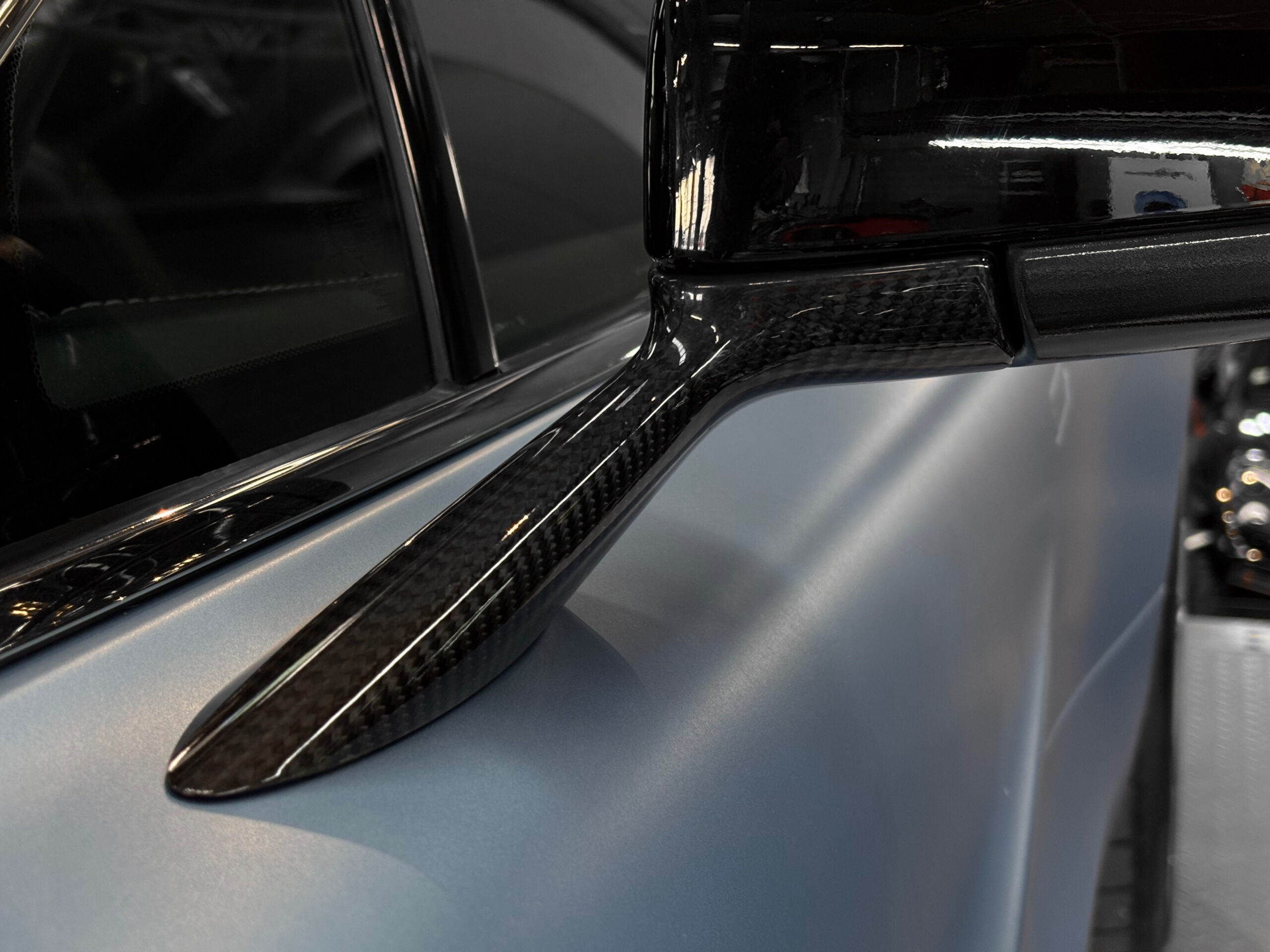 ASTON MARTIN VANQUISH V12 – carbone – bang & olufsen – Image 26