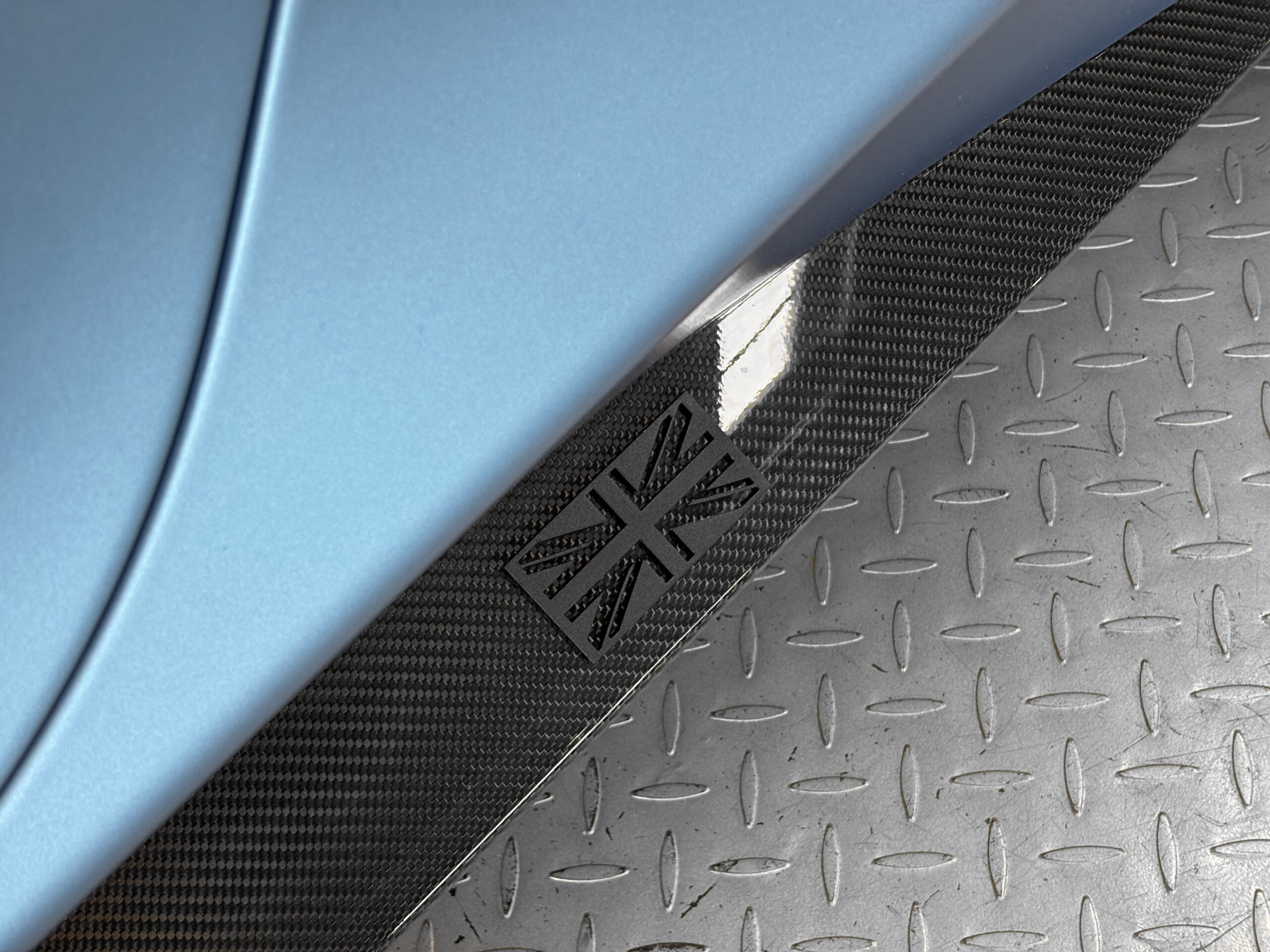 ASTON MARTIN VANQUISH V12 – carbone – bang & olufsen – Image 27