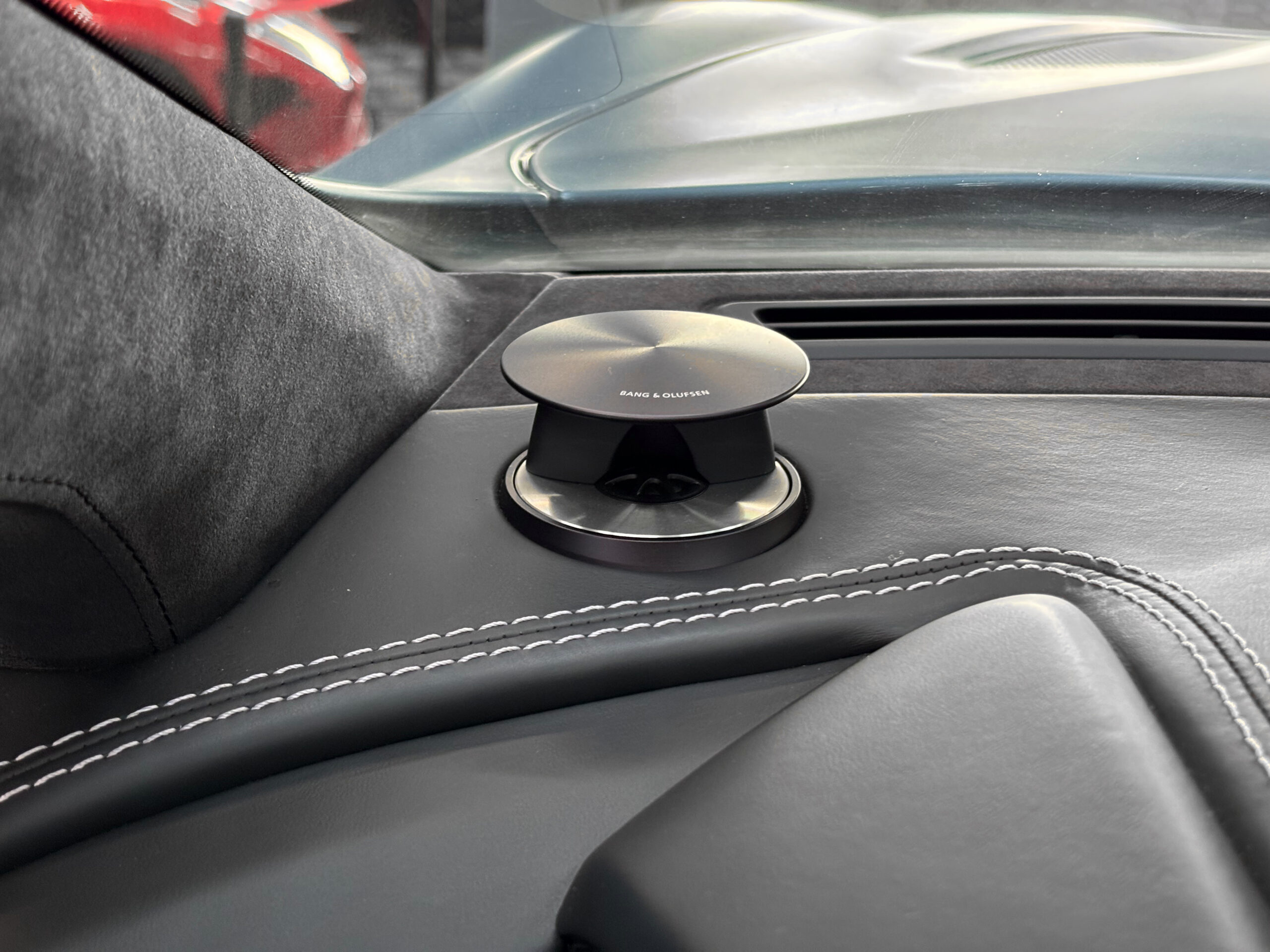 ASTON MARTIN VANQUISH V12 – carbone – bang & olufsen – Image 18