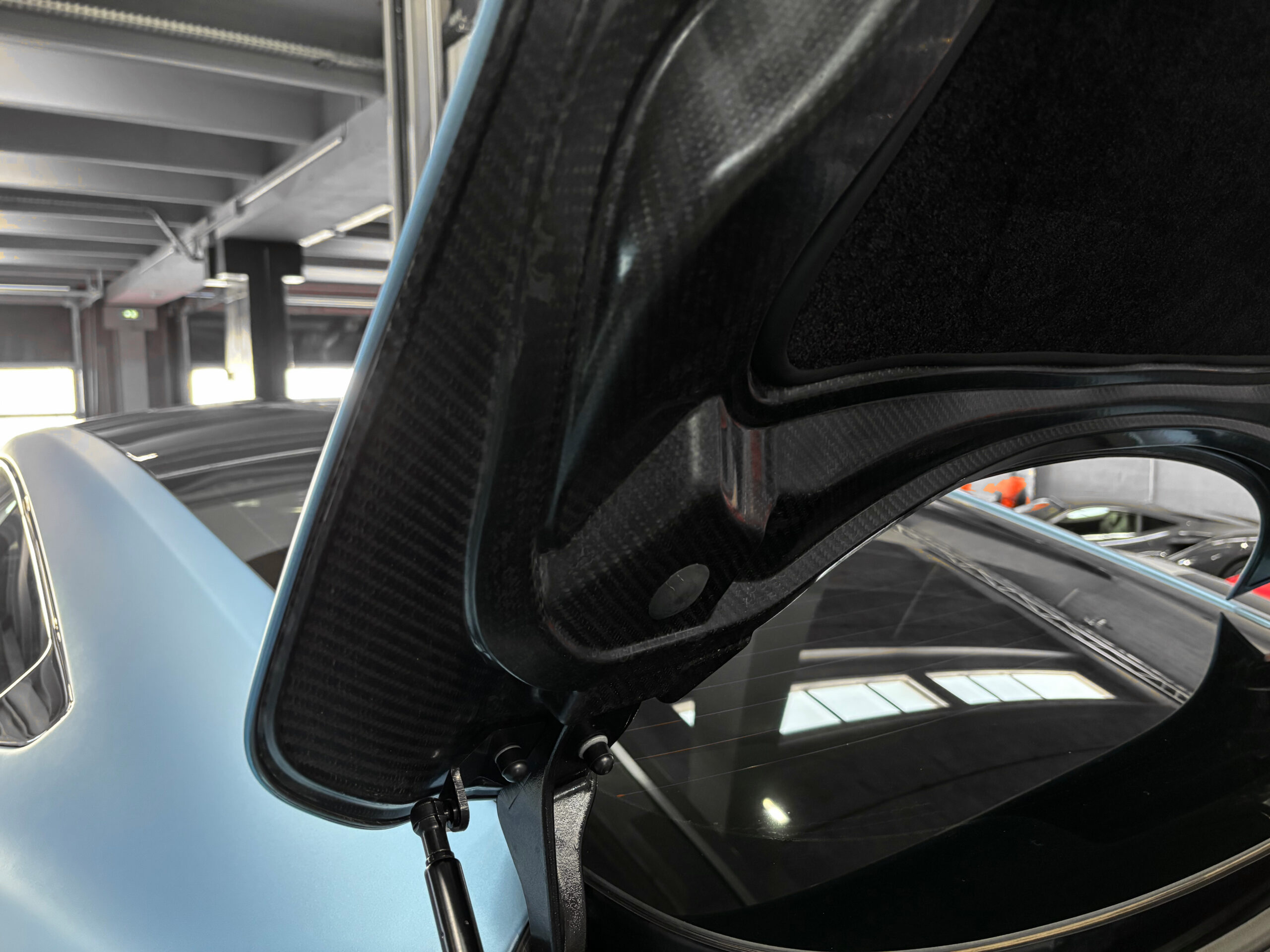 ASTON MARTIN VANQUISH V12 – carbone – bang & olufsen – Image 33