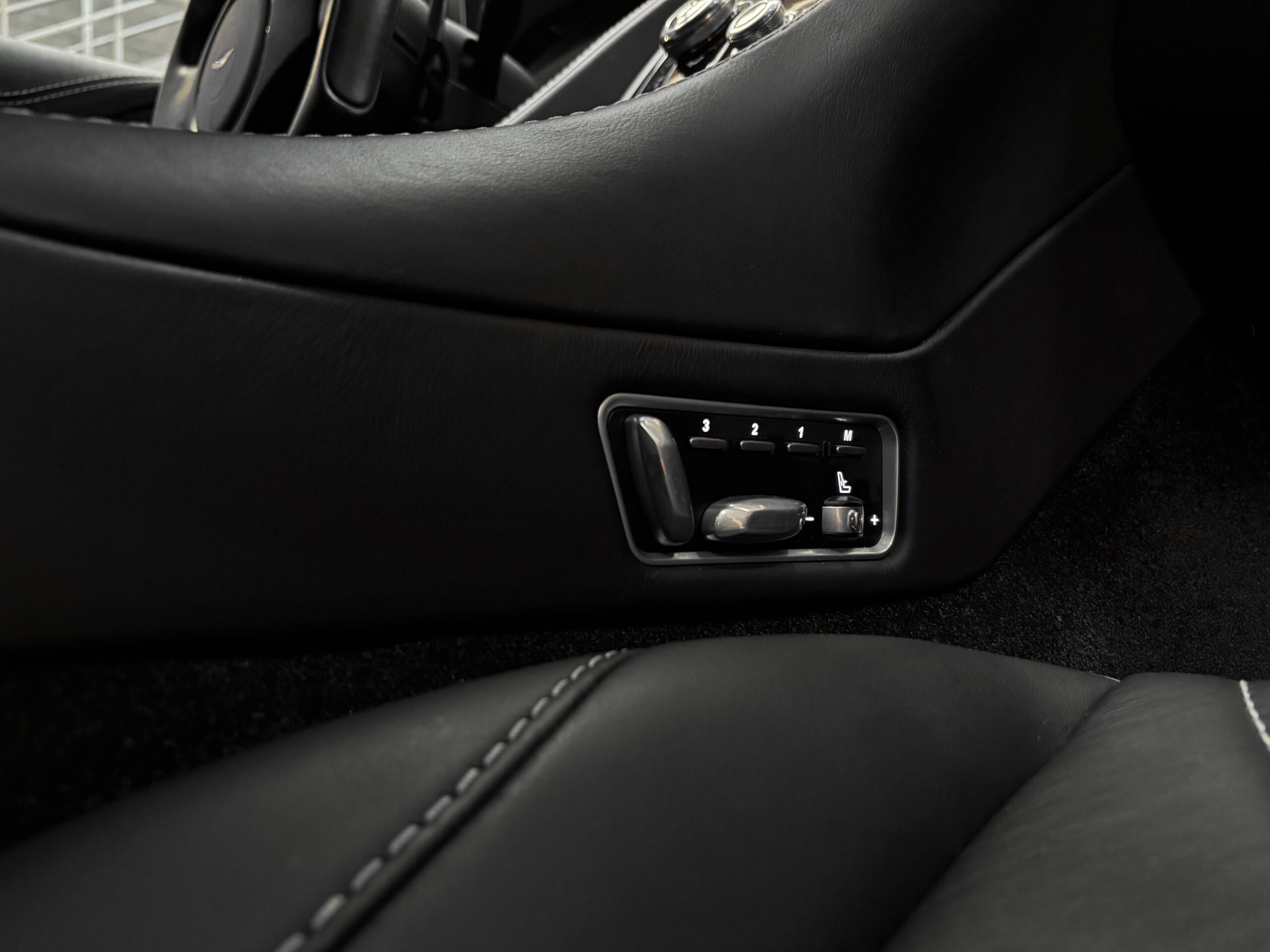 ASTON MARTIN VANQUISH V12 – carbone – bang & olufsen – Image 35