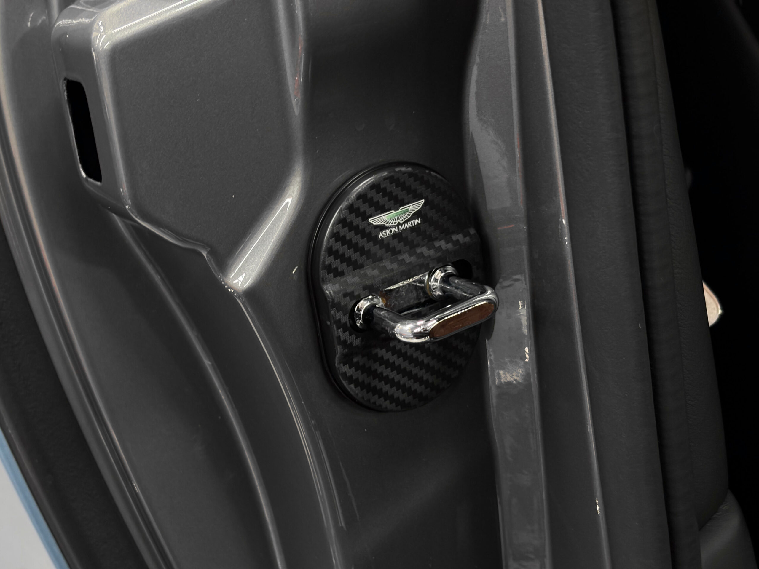 ASTON MARTIN VANQUISH V12 – carbone – bang & olufsen – Image 37