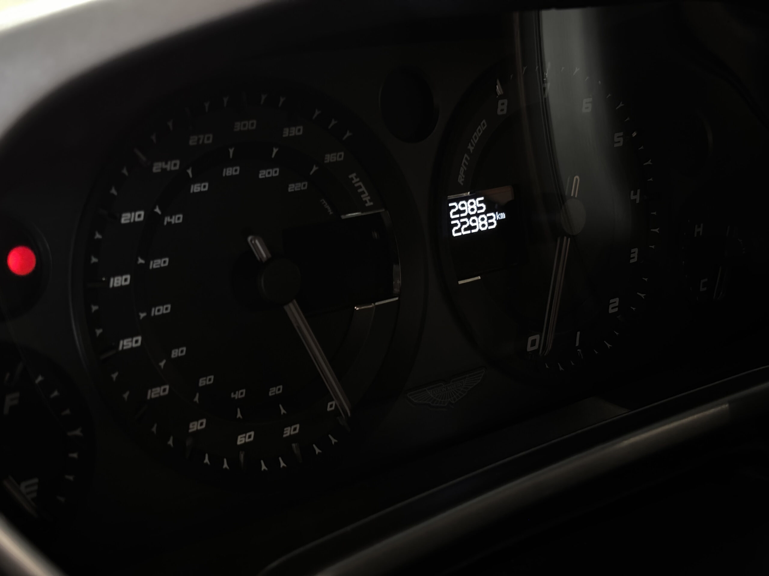 ASTON MARTIN VANQUISH V12 – carbone – bang & olufsen – Image 40