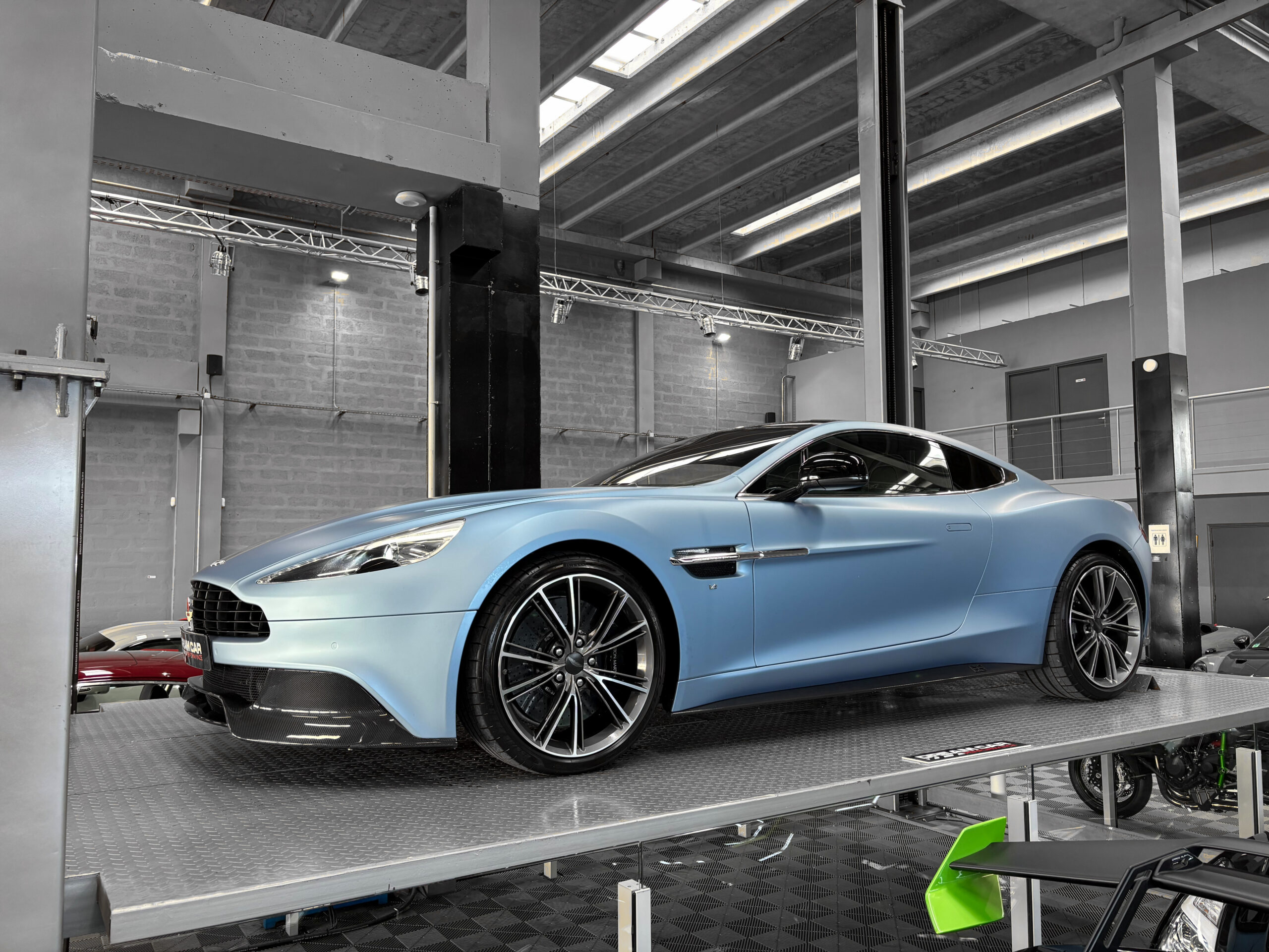 ASTON MARTIN VANQUISH V12 – carbone – bang & olufsen – Image 41