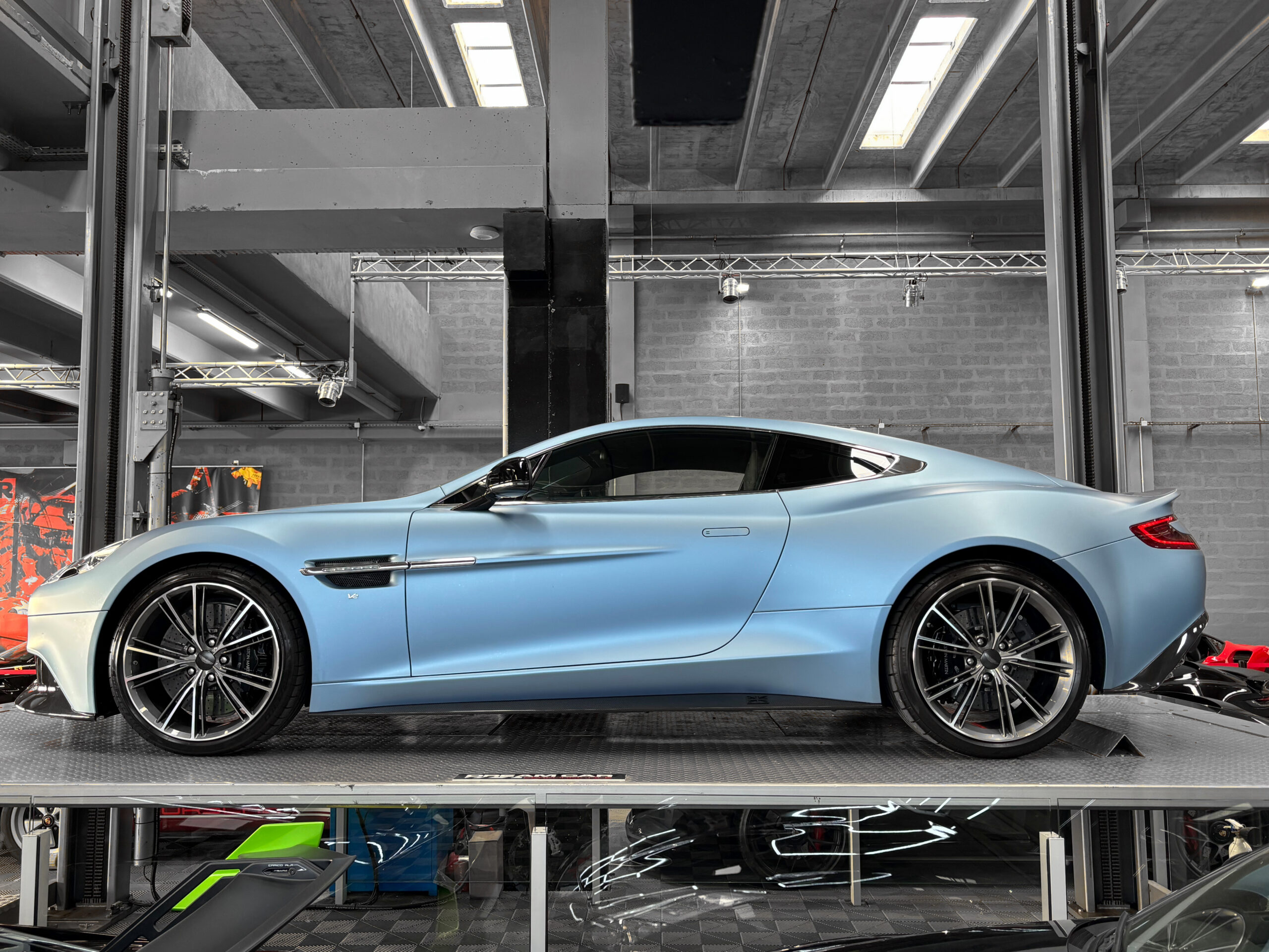 ASTON MARTIN VANQUISH V12 – carbone – bang & olufsen – Image 42