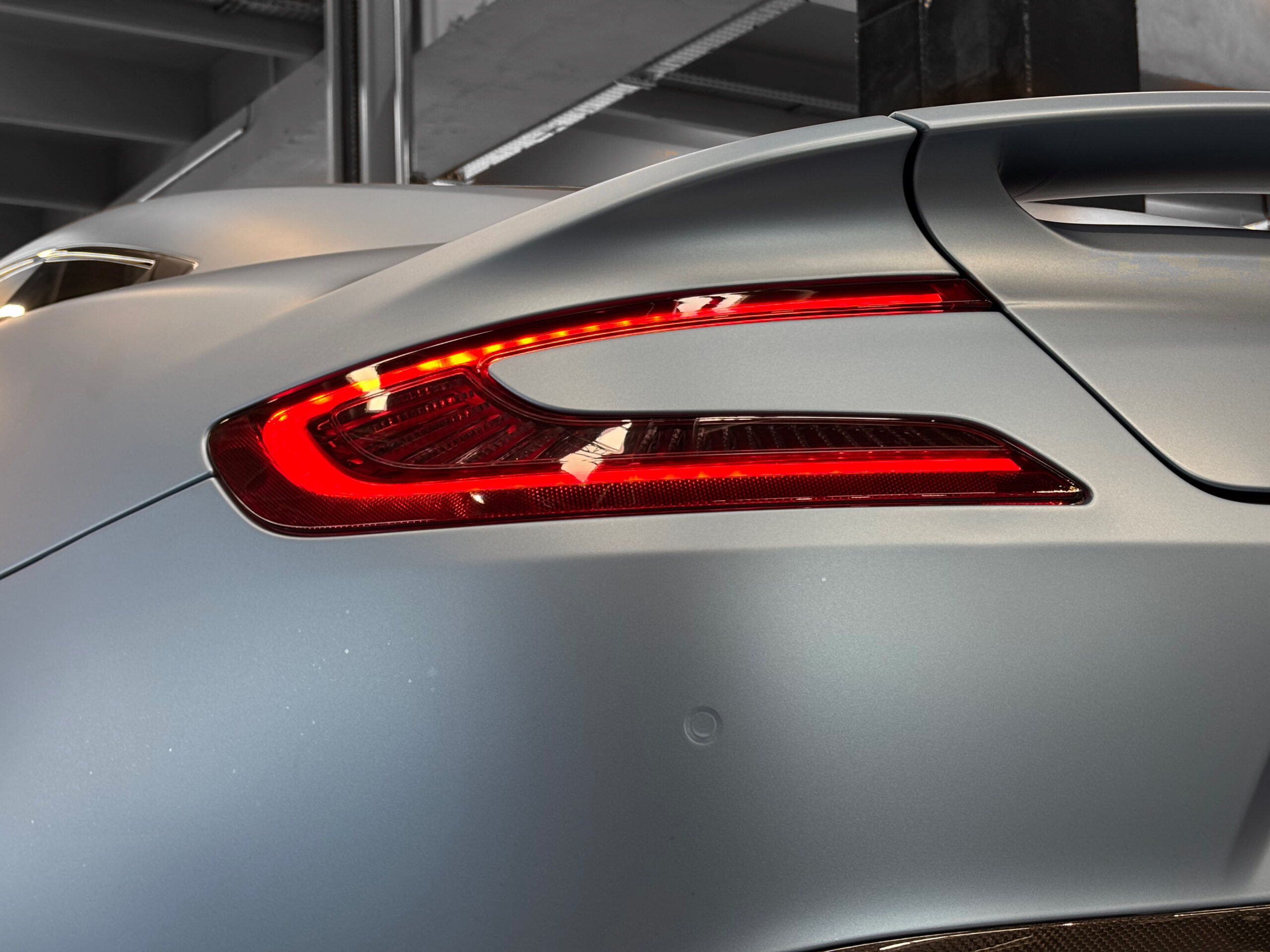 ASTON MARTIN VANQUISH V12 – carbone – bang & olufsen – Image 43