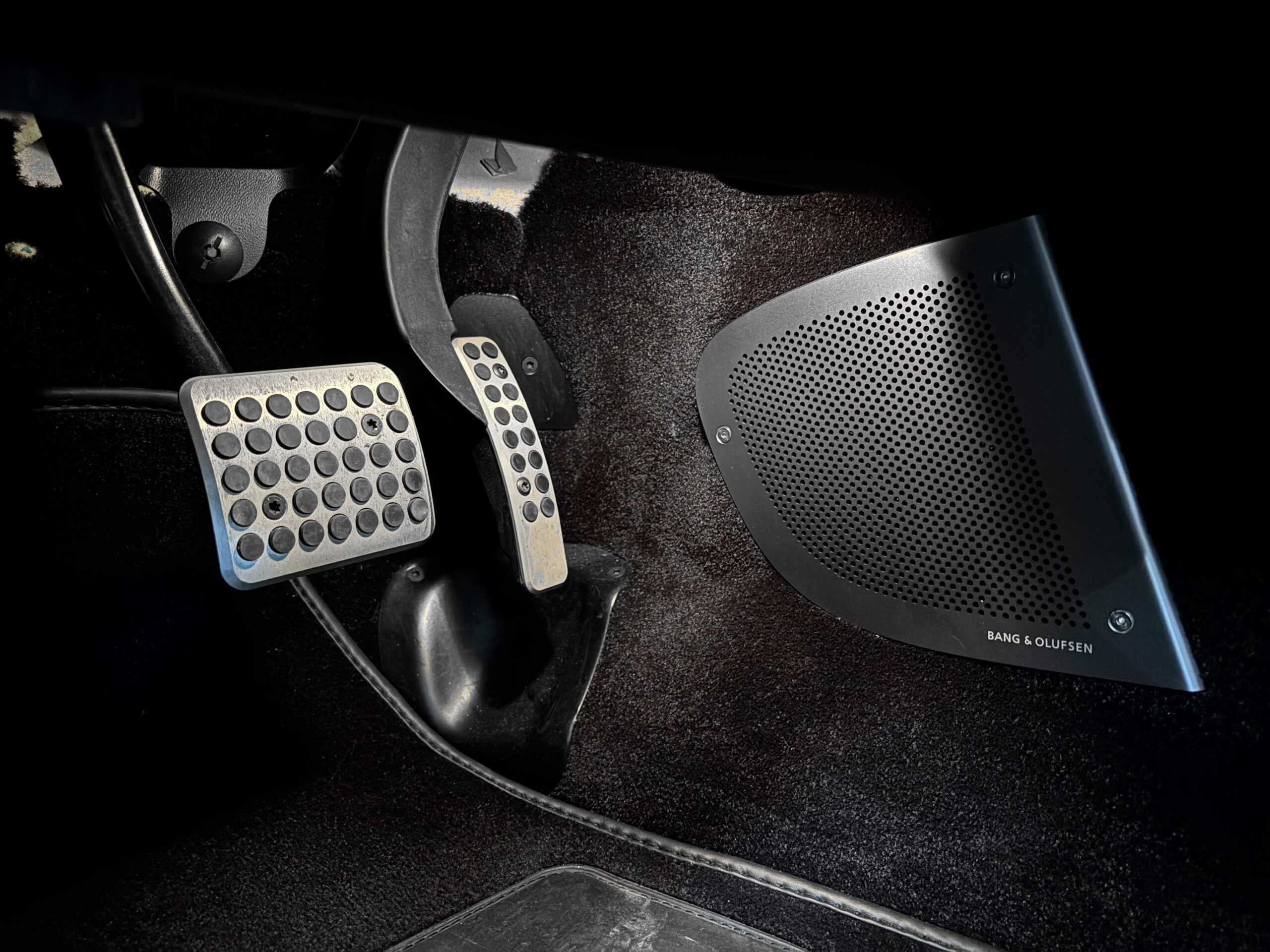 ASTON MARTIN VANQUISH V12 – carbone – bang & olufsen – Image 20