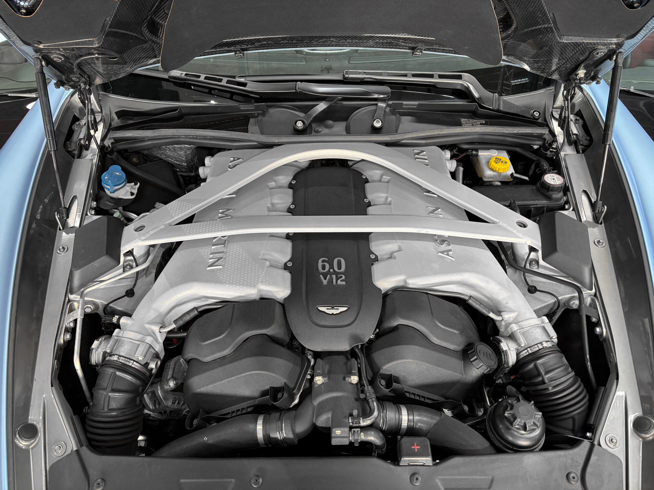 ASTON MARTIN VANQUISH V12 – carbone – bang & olufsen – Image 22