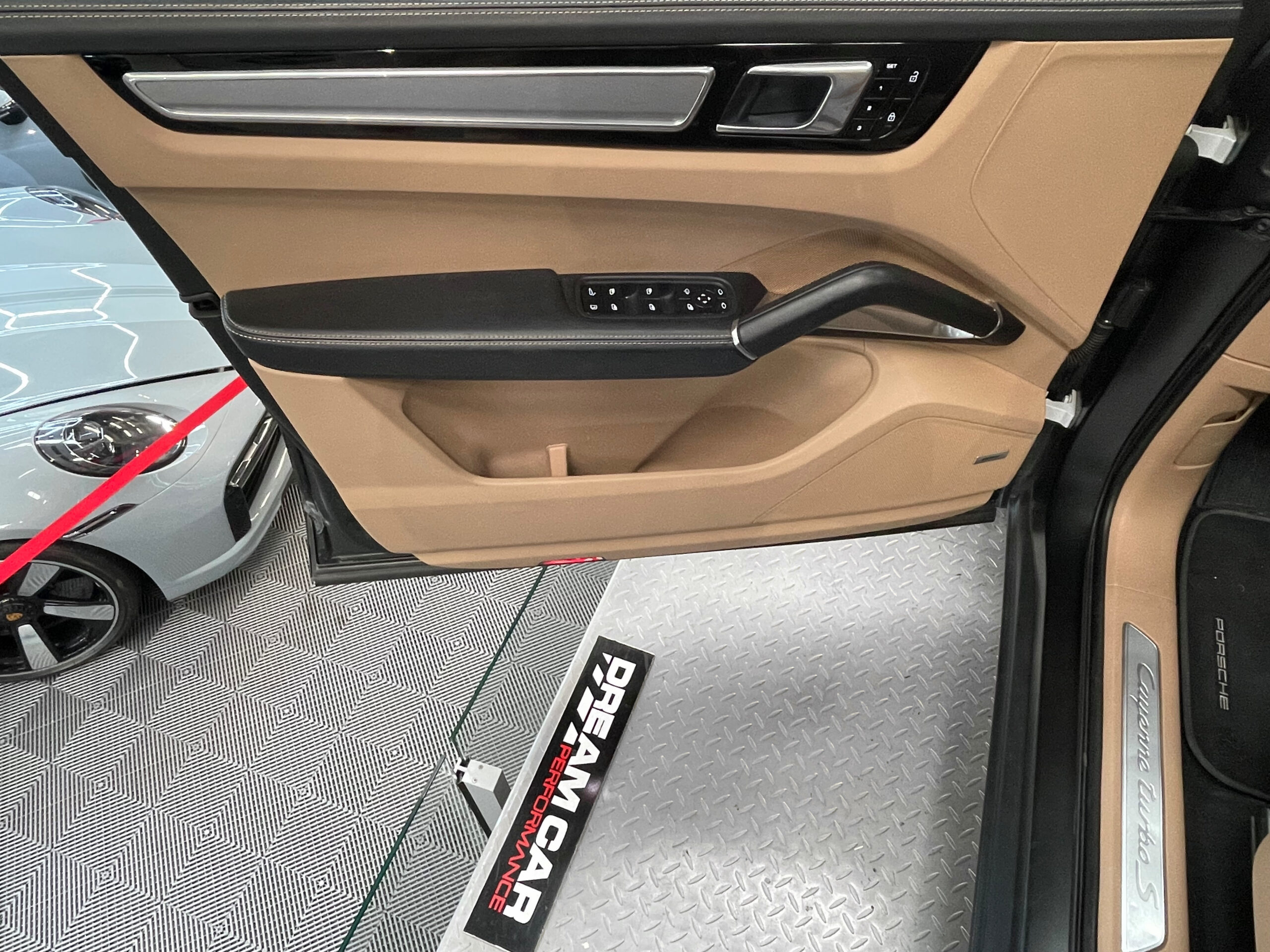 PORSCHE CAYENNE TURBO S HYBRIDE - FRANÇAIS – Image 29