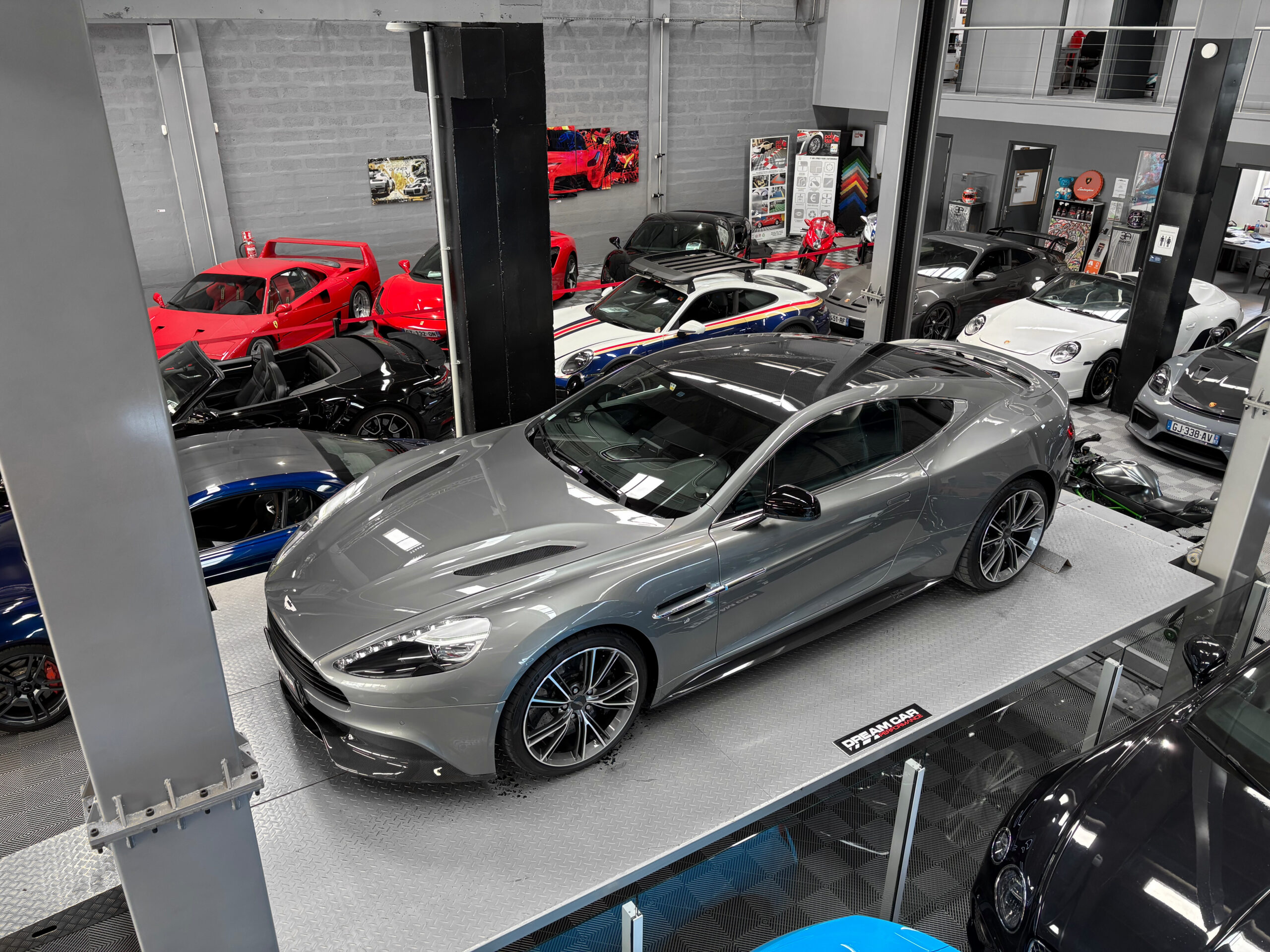ASTON MARTIN VANQUISH V12 – carbone – bang & olufsen