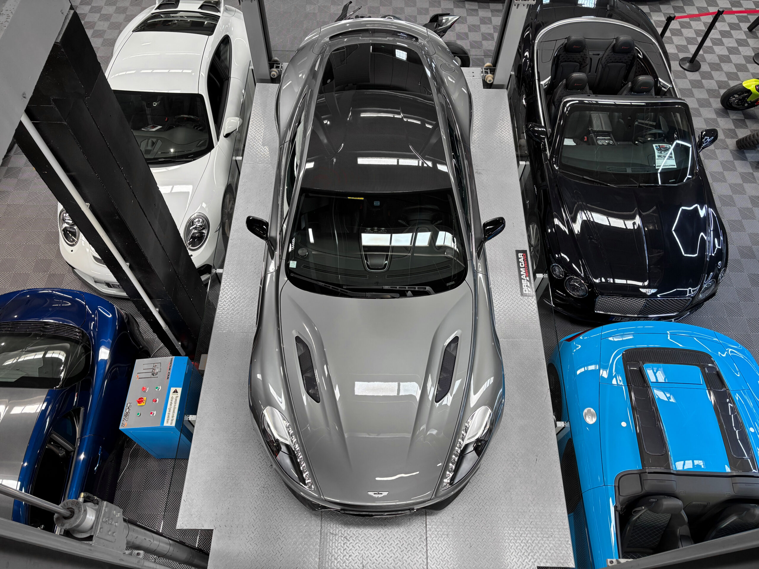 ASTON MARTIN VANQUISH V12 – carbone – bang & olufsen – Image 6
