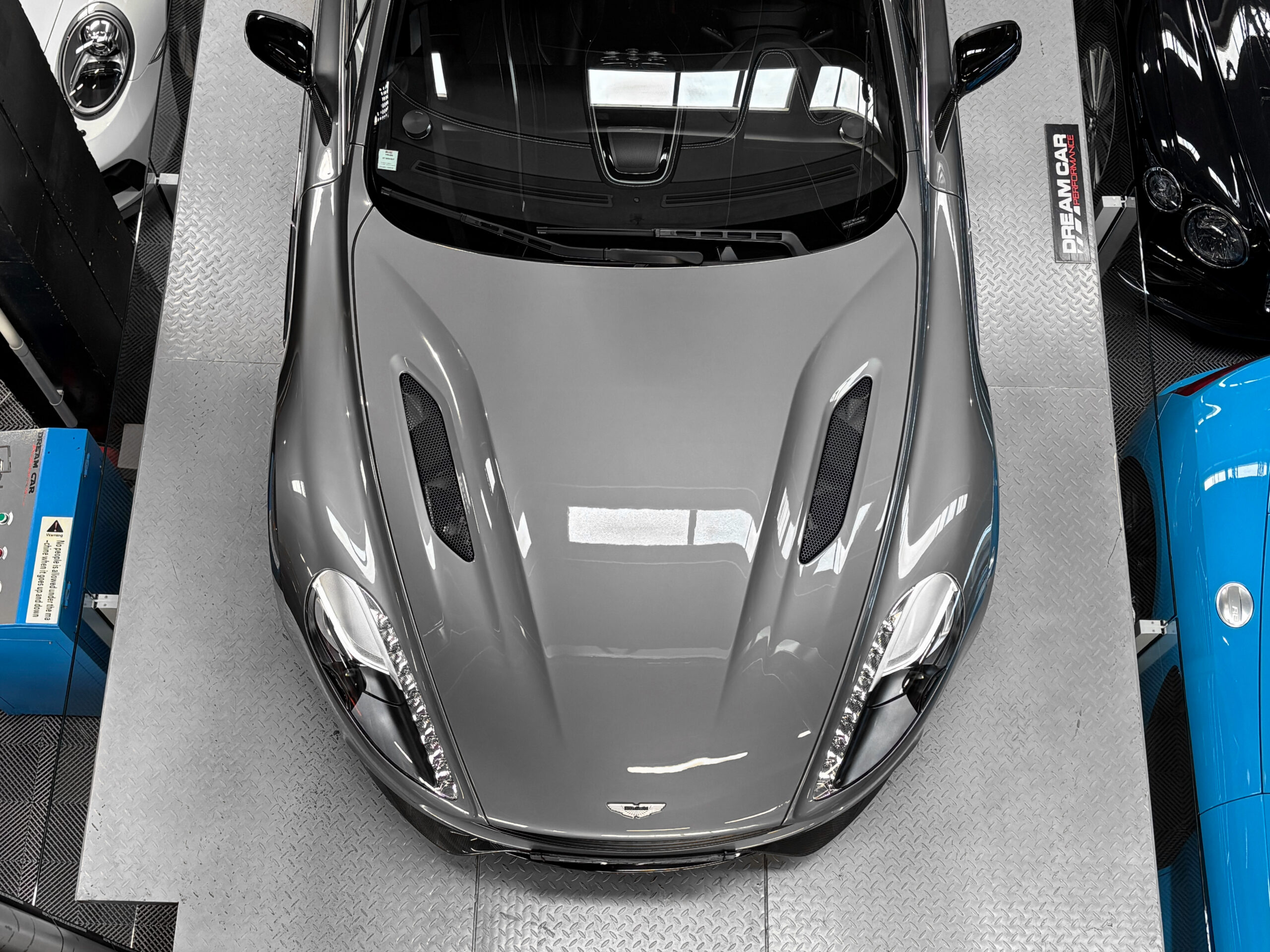 ASTON MARTIN VANQUISH V12 – carbone – bang & olufsen – Image 7