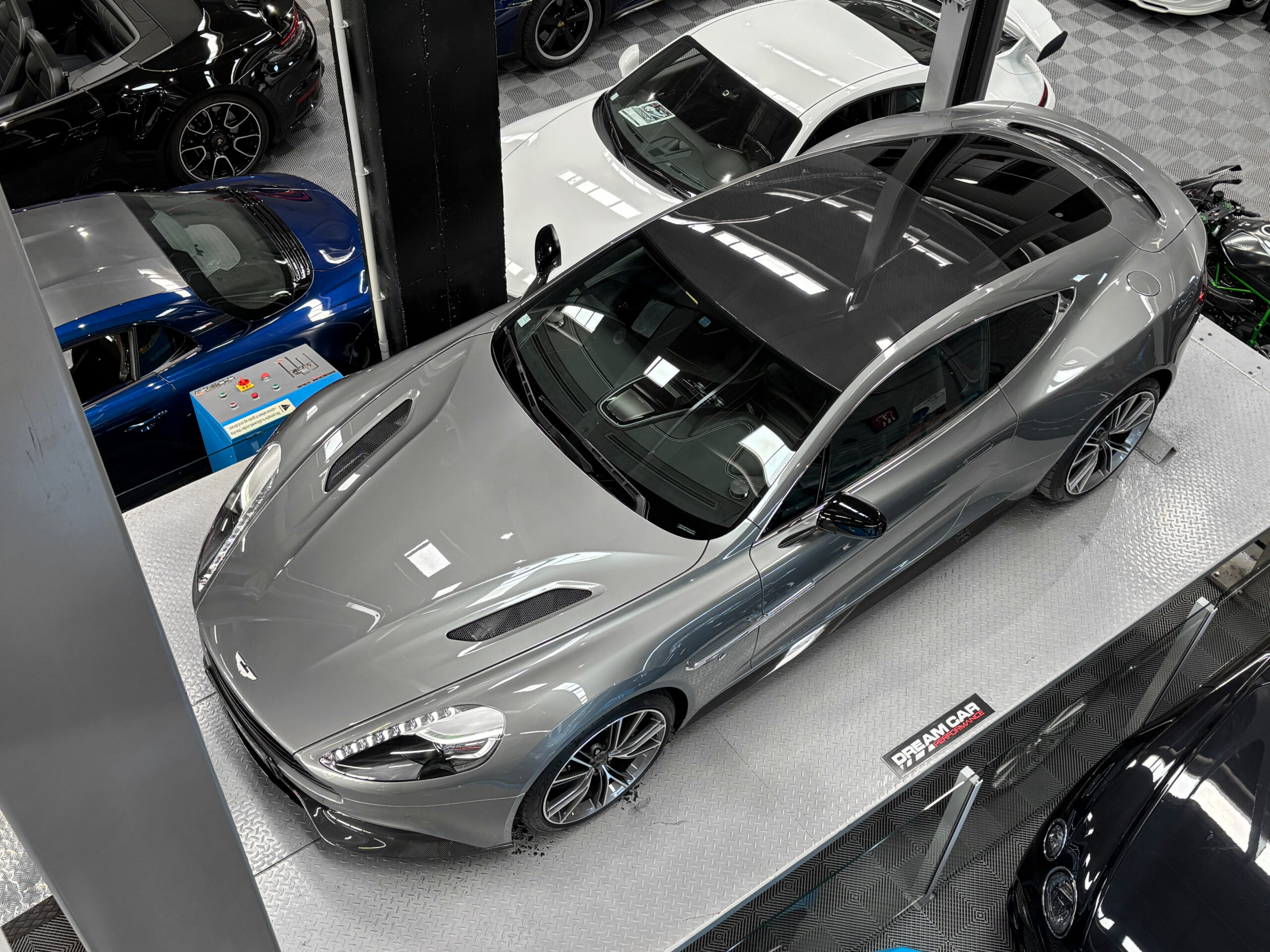 ASTON MARTIN VANQUISH V12 – carbone – bang & olufsen – Image 8