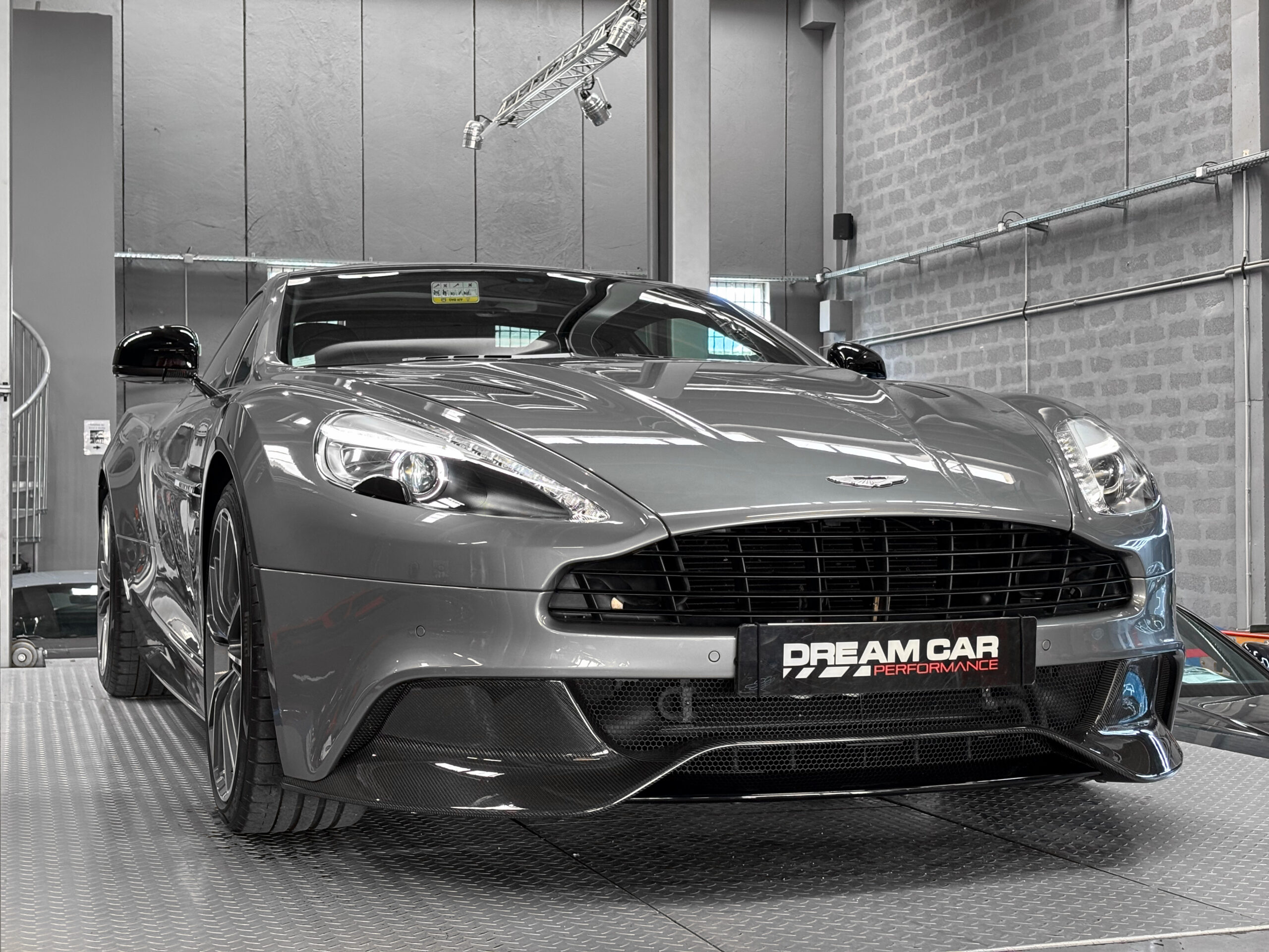 ASTON MARTIN VANQUISH V12 – carbone – bang & olufsen – Image 9
