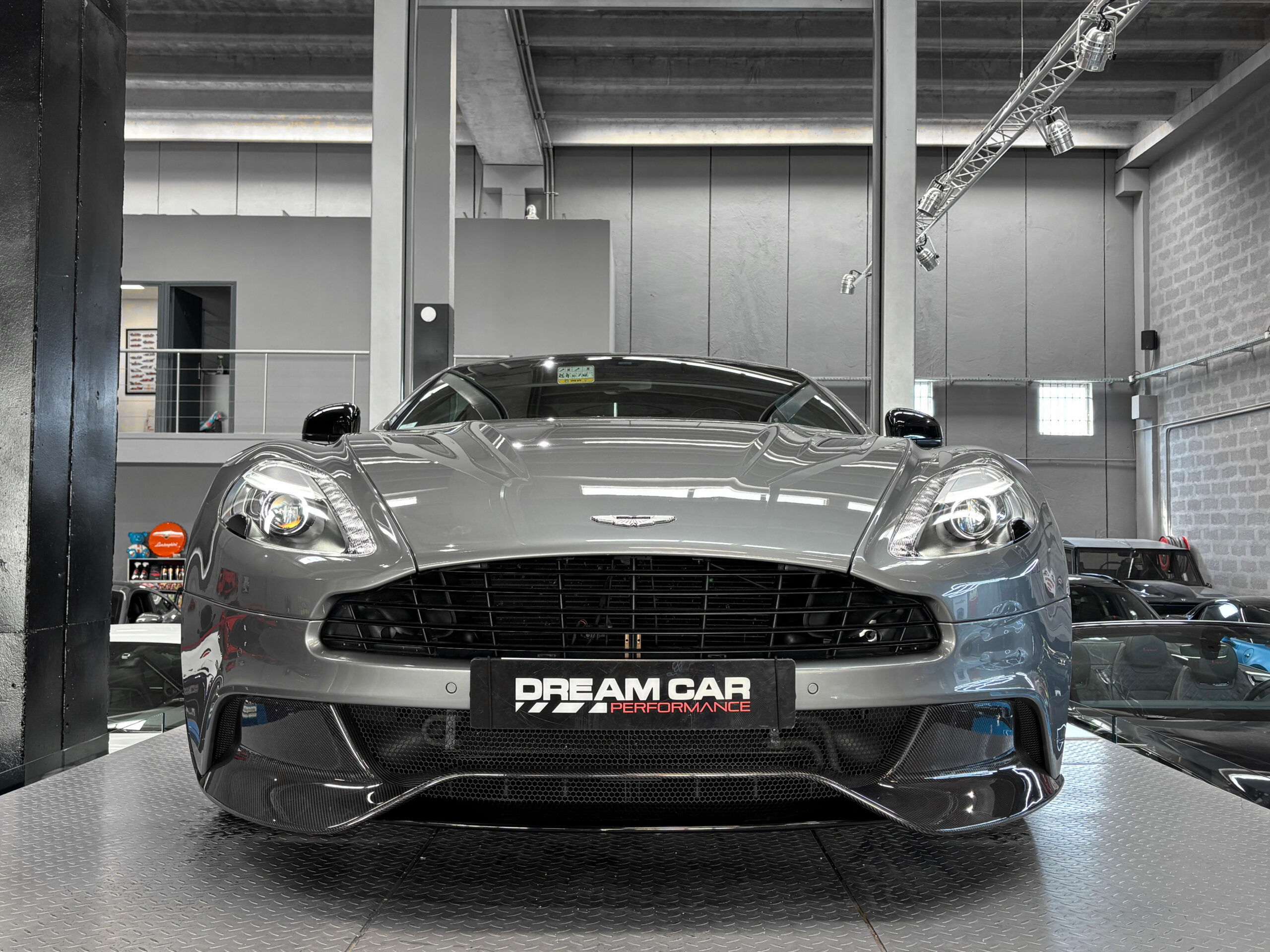 ASTON MARTIN VANQUISH V12 – carbone – bang & olufsen – Image 10