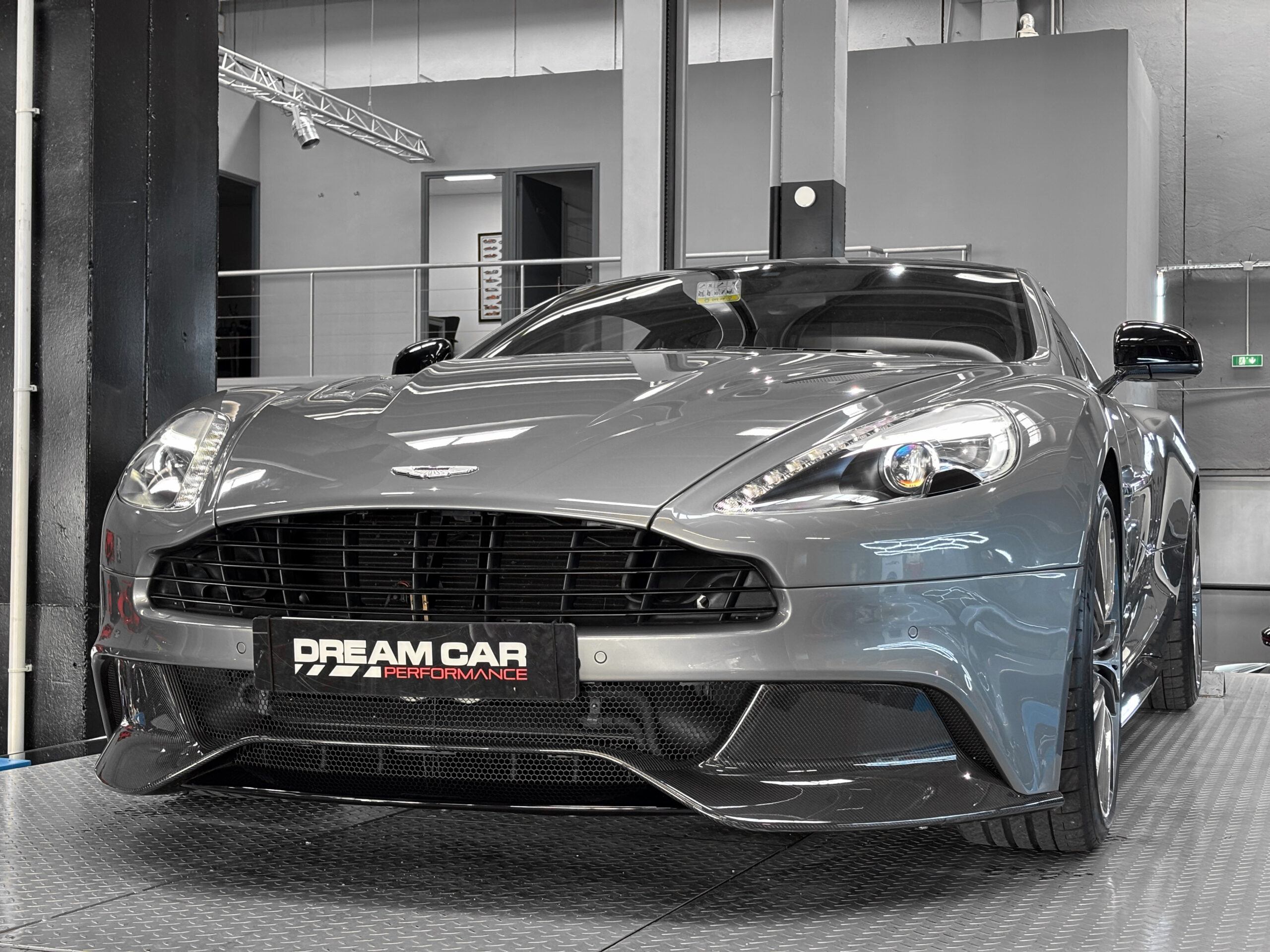 ASTON MARTIN VANQUISH V12 – carbone – bang & olufsen – Image 11