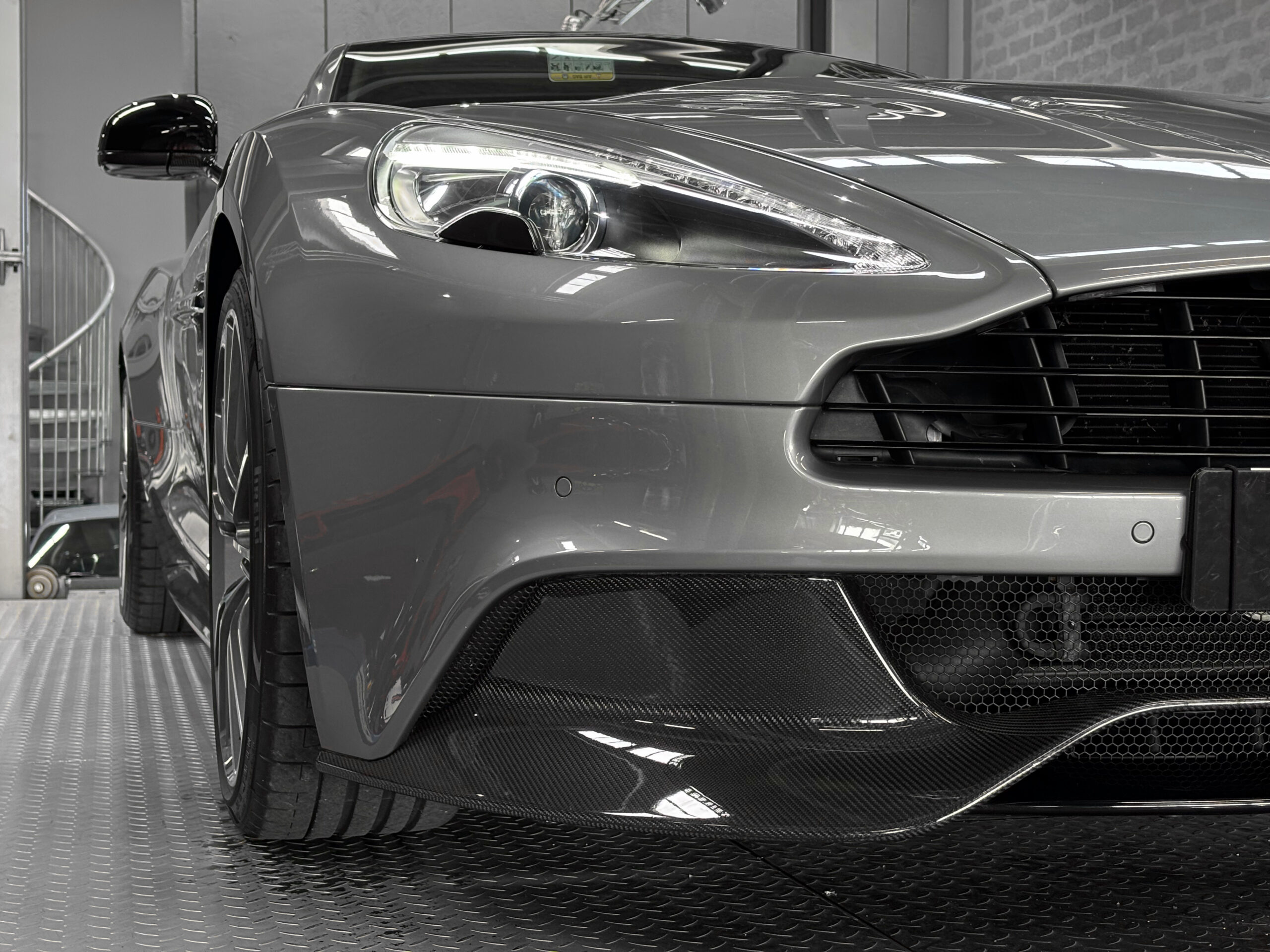 ASTON MARTIN VANQUISH V12 – carbone – bang & olufsen – Image 12