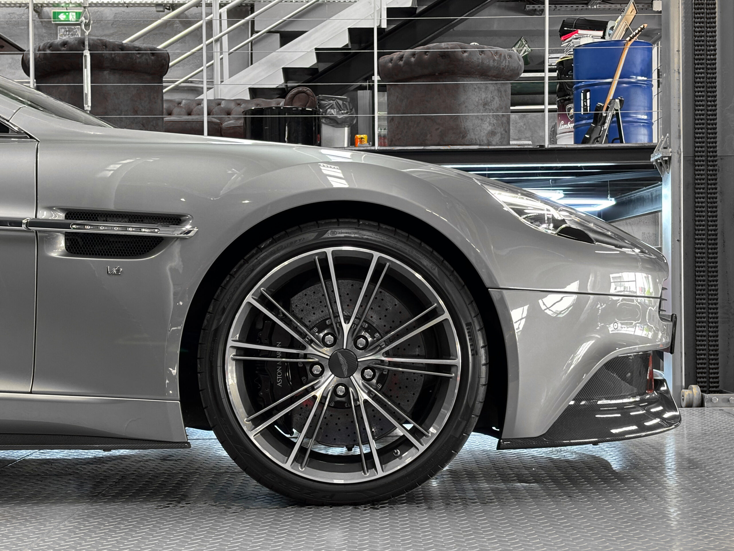 ASTON MARTIN VANQUISH V12 – carbone – bang & olufsen – Image 13