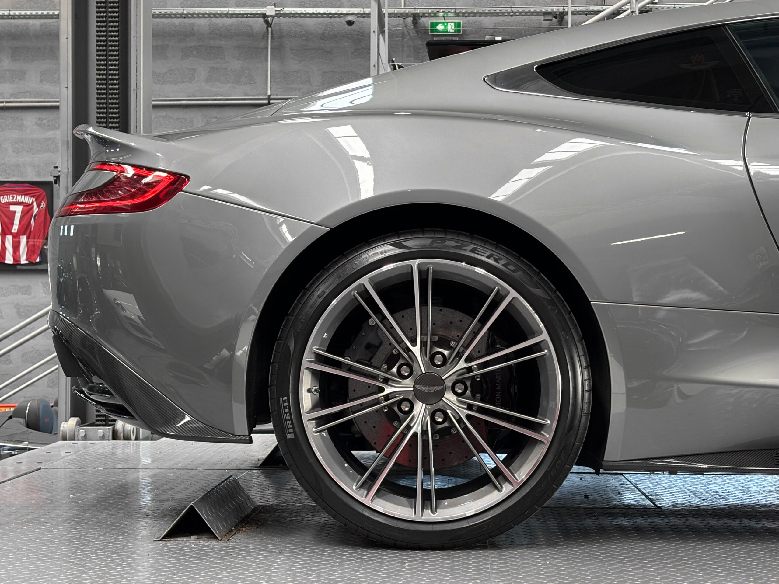 ASTON MARTIN VANQUISH V12 – carbone – bang & olufsen – Image 14