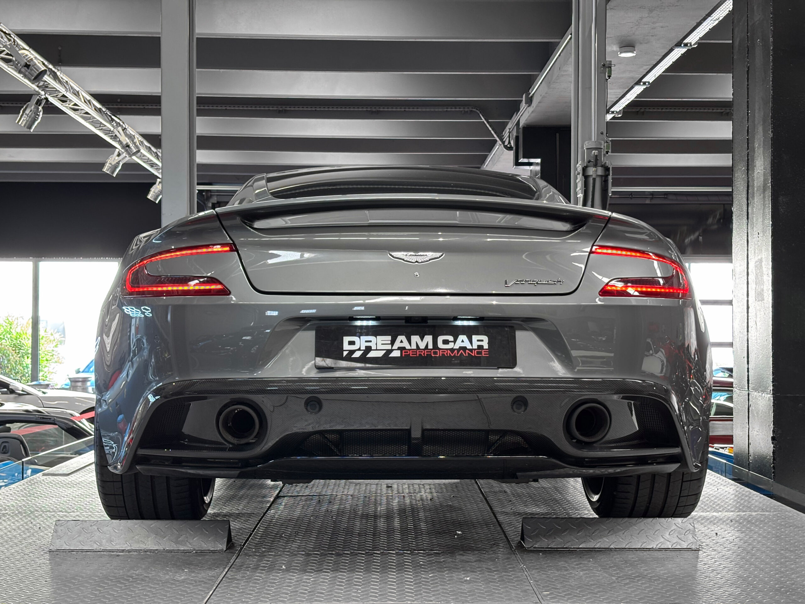 ASTON MARTIN VANQUISH V12 – carbone – bang & olufsen – Image 16