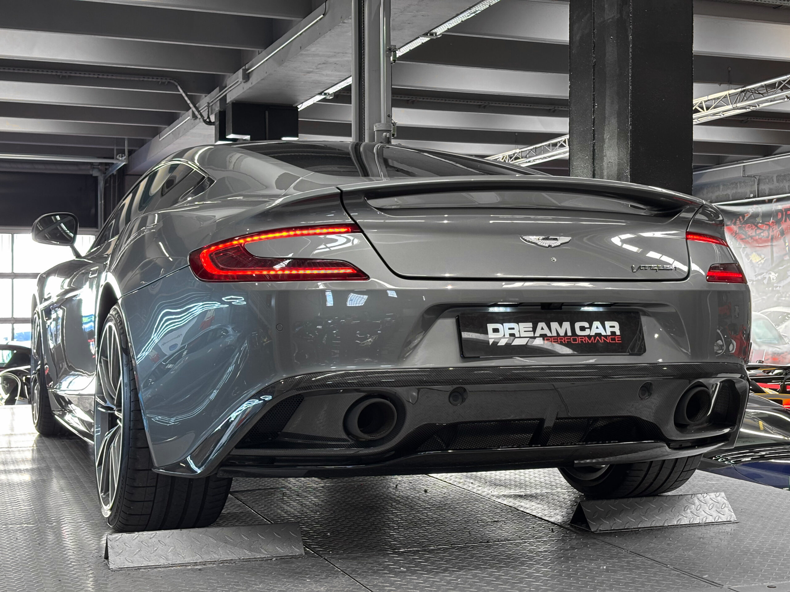 ASTON MARTIN VANQUISH V12 – carbone – bang & olufsen – Image 17