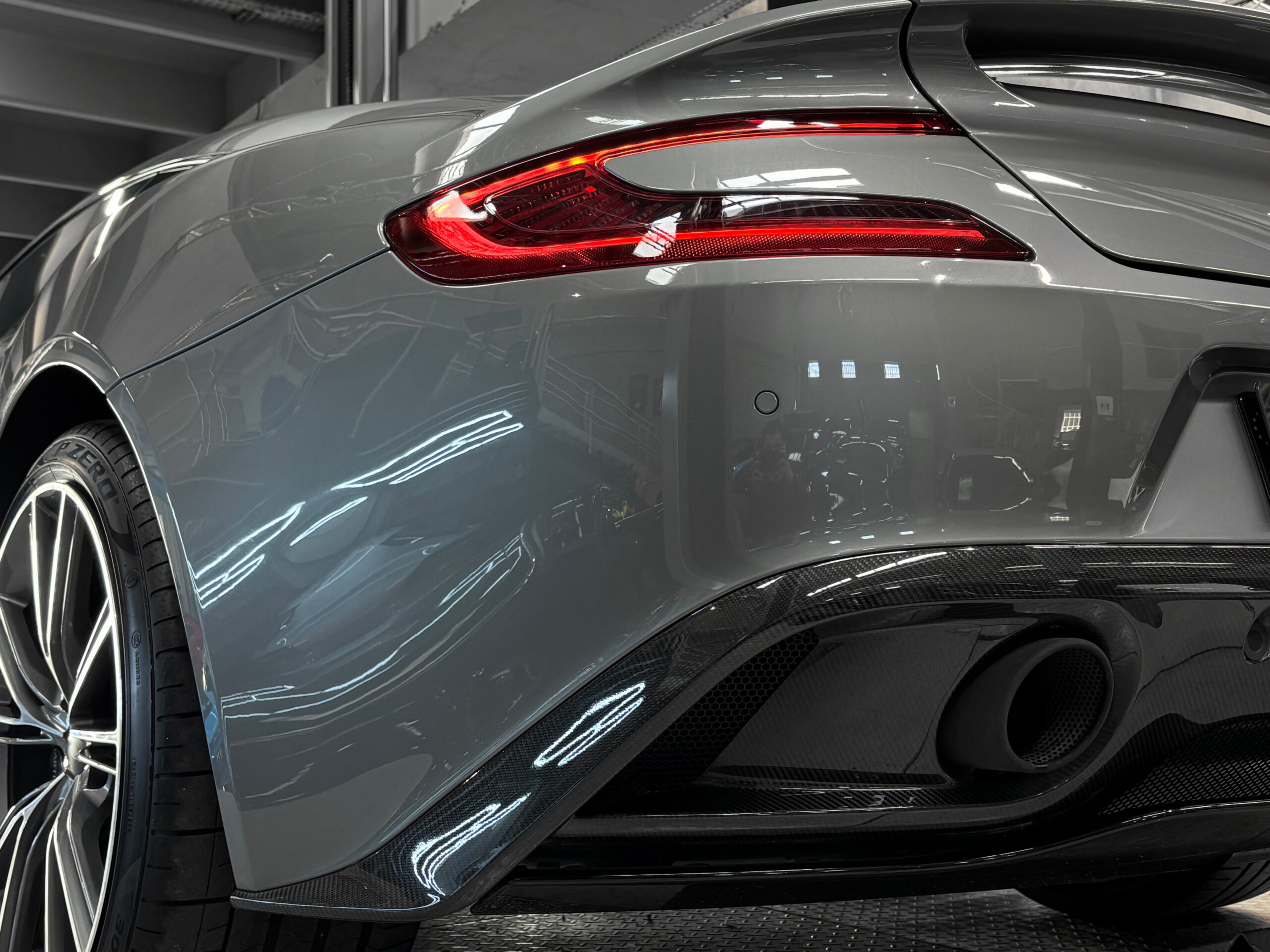 ASTON MARTIN VANQUISH V12 – carbone – bang & olufsen – Image 18