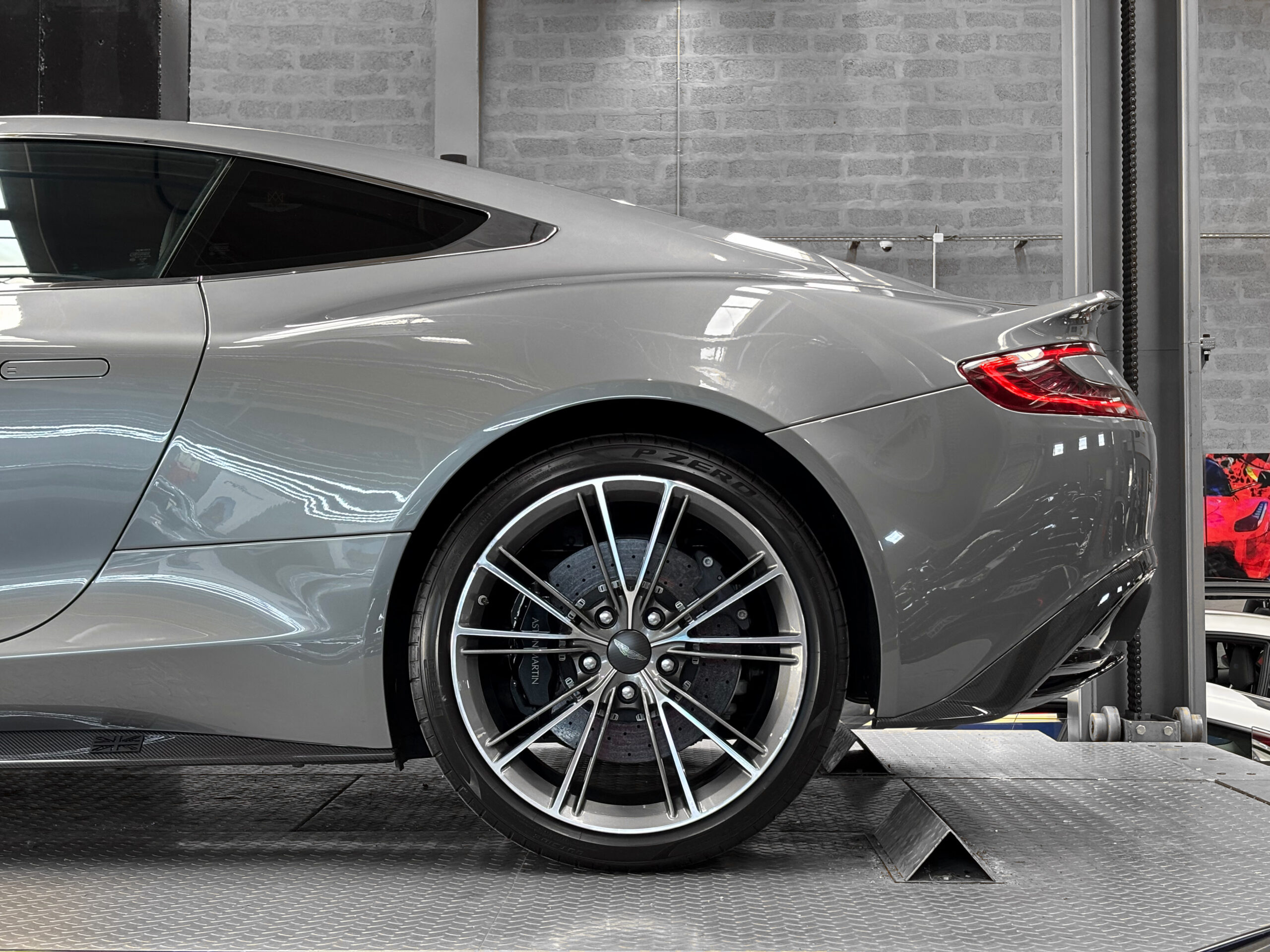 ASTON MARTIN VANQUISH V12 – carbone – bang & olufsen – Image 19