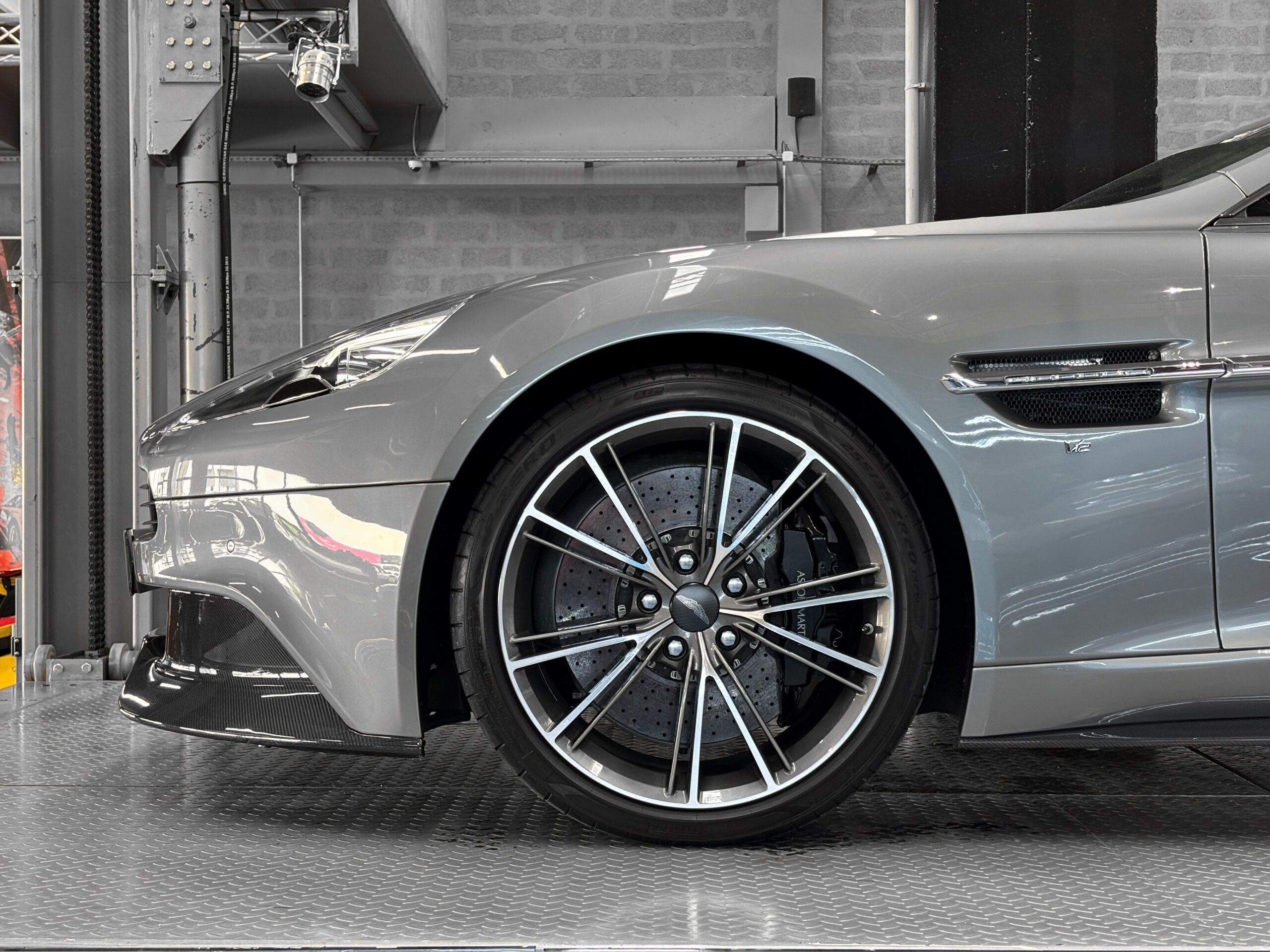 ASTON MARTIN VANQUISH V12 – carbone – bang & olufsen – Image 20