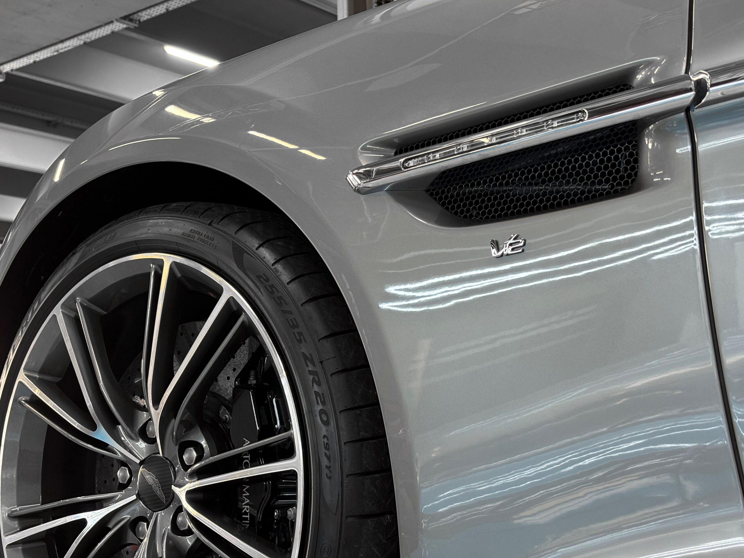 ASTON MARTIN VANQUISH V12 – carbone – bang & olufsen – Image 21