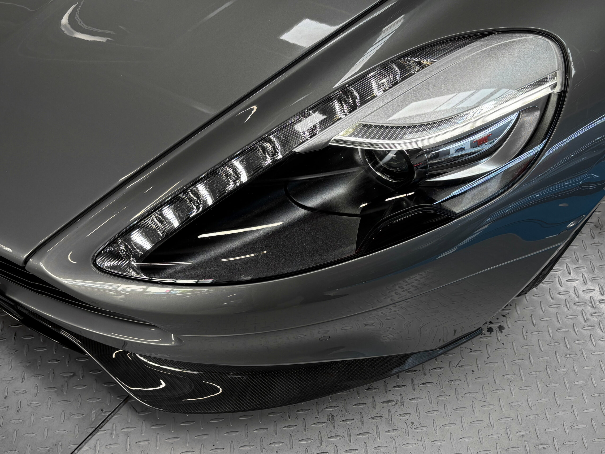 ASTON MARTIN VANQUISH V12 – carbone – bang & olufsen – Image 23