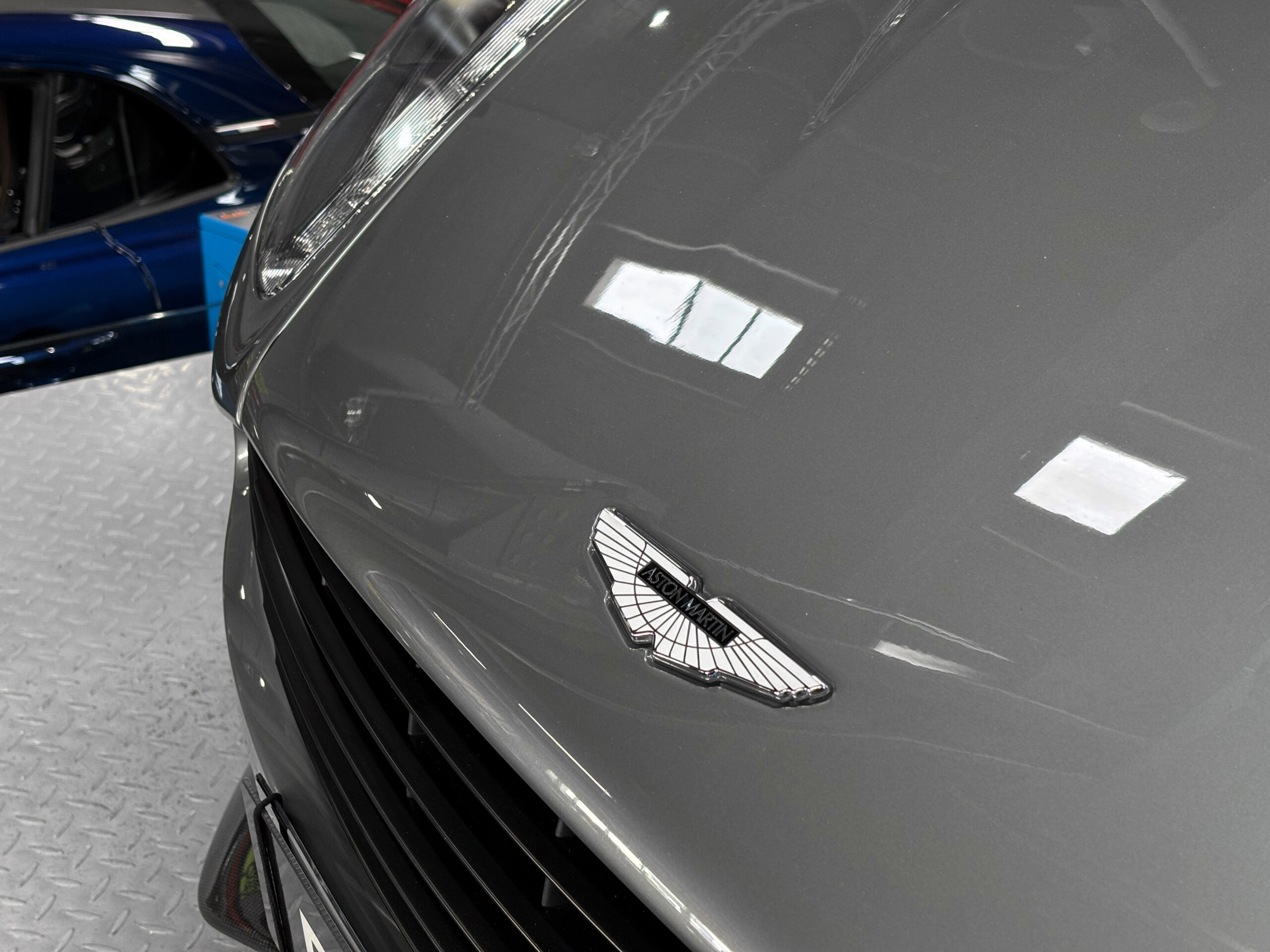 ASTON MARTIN VANQUISH V12 – carbone – bang & olufsen – Image 26