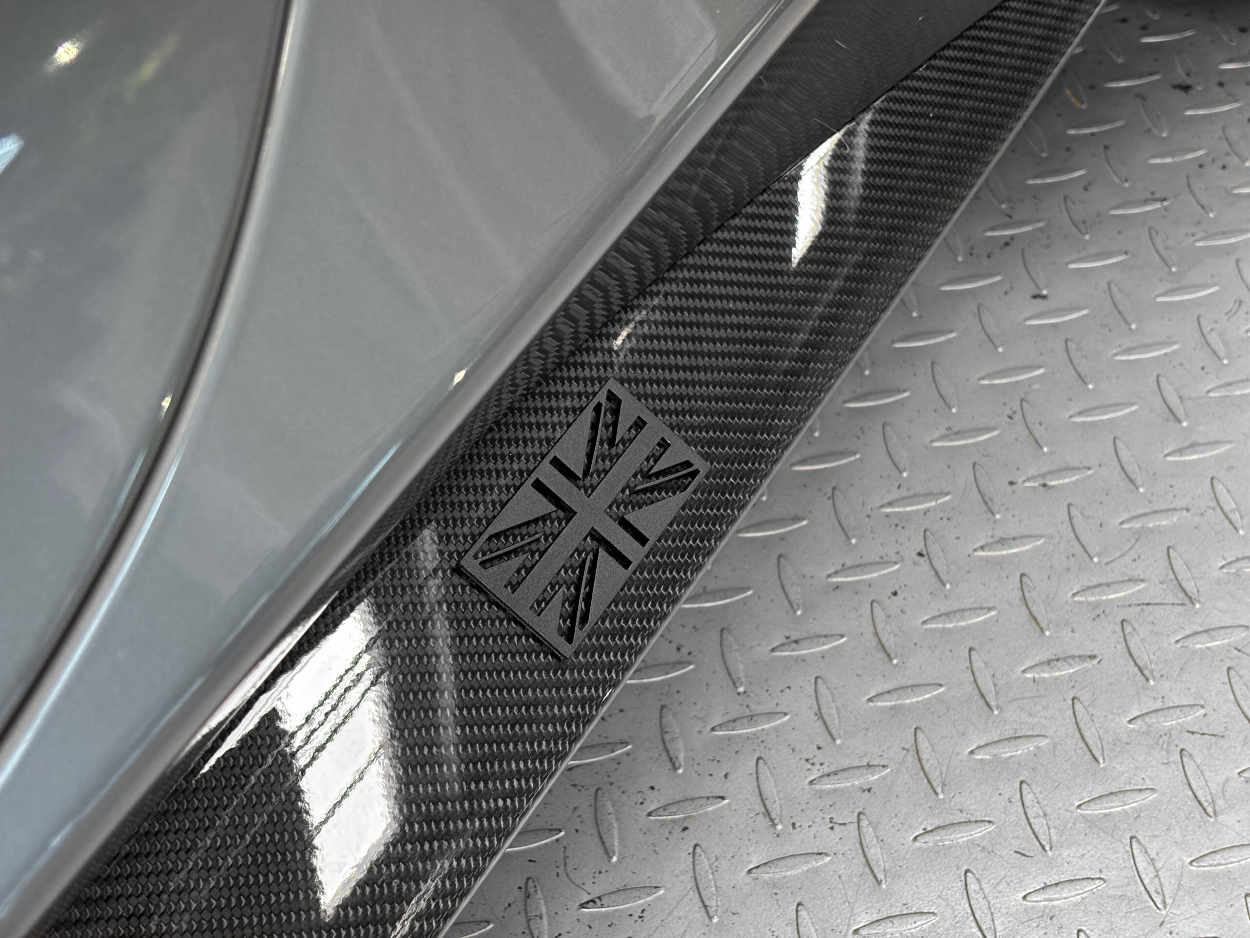 ASTON MARTIN VANQUISH V12 – carbone – bang & olufsen – Image 28