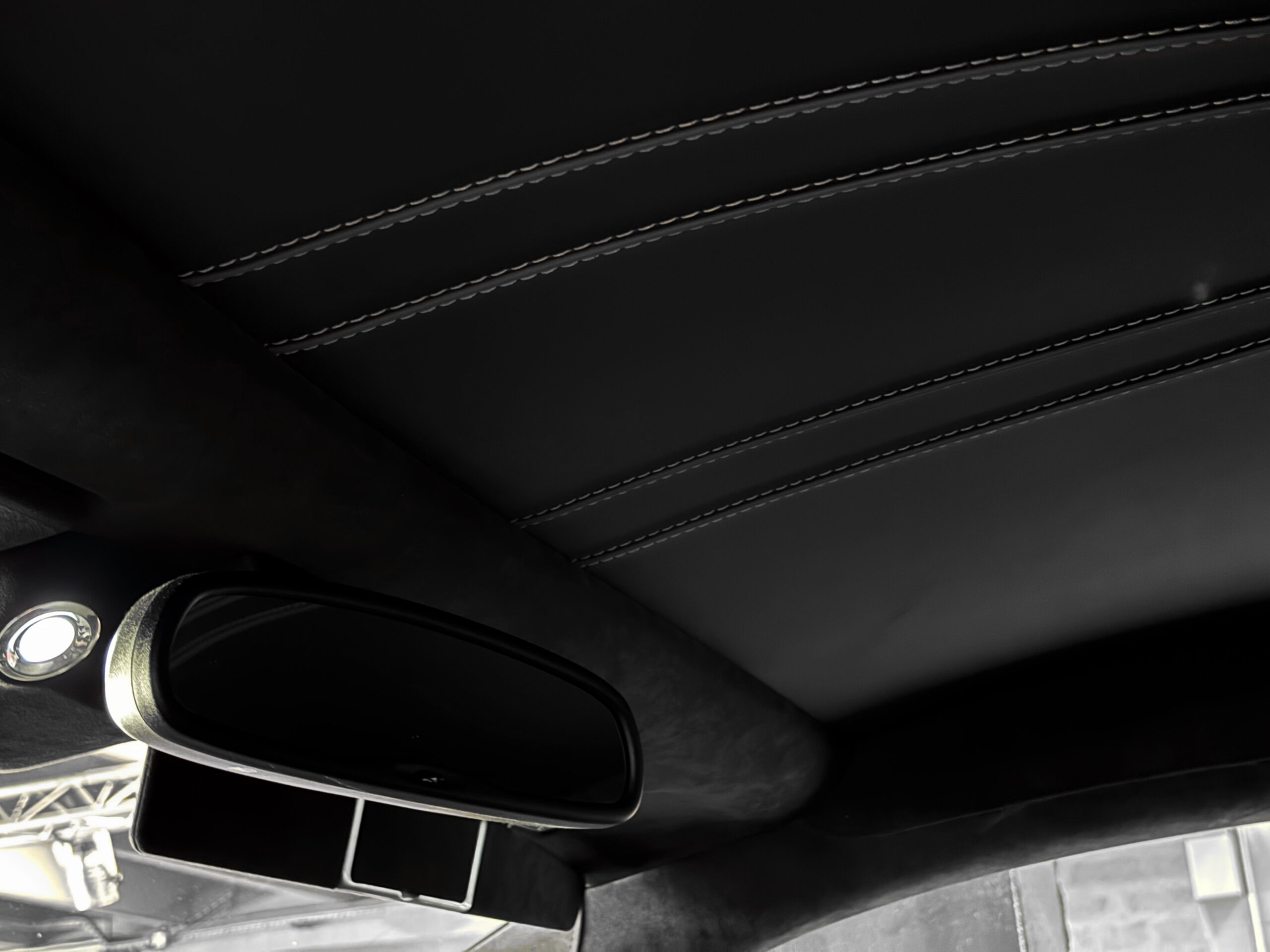 ASTON MARTIN VANQUISH V12 – carbone – bang & olufsen – Image 32