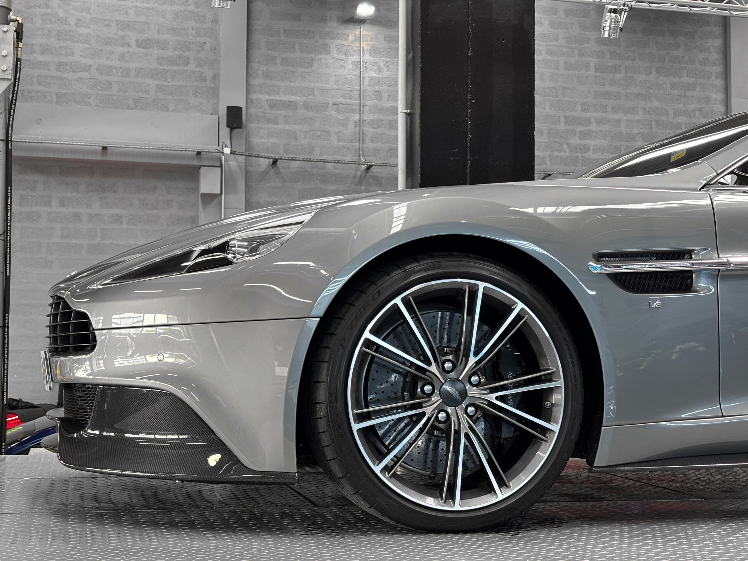 ASTON MARTIN VANQUISH V12 – carbone – bang & olufsen – Image 33