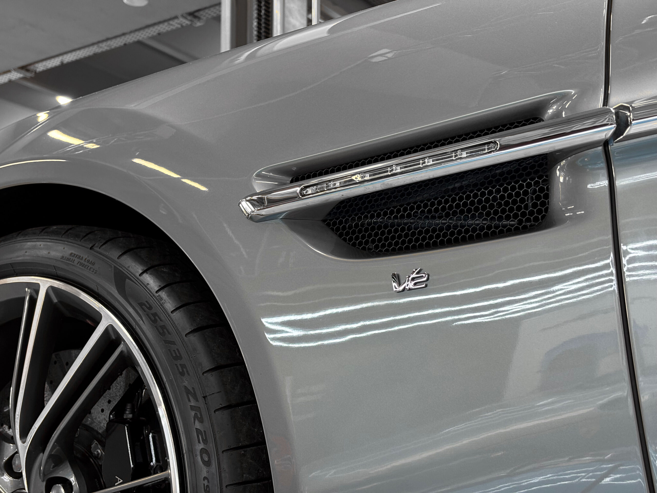 ASTON MARTIN VANQUISH V12 – carbone – bang & olufsen – Image 34